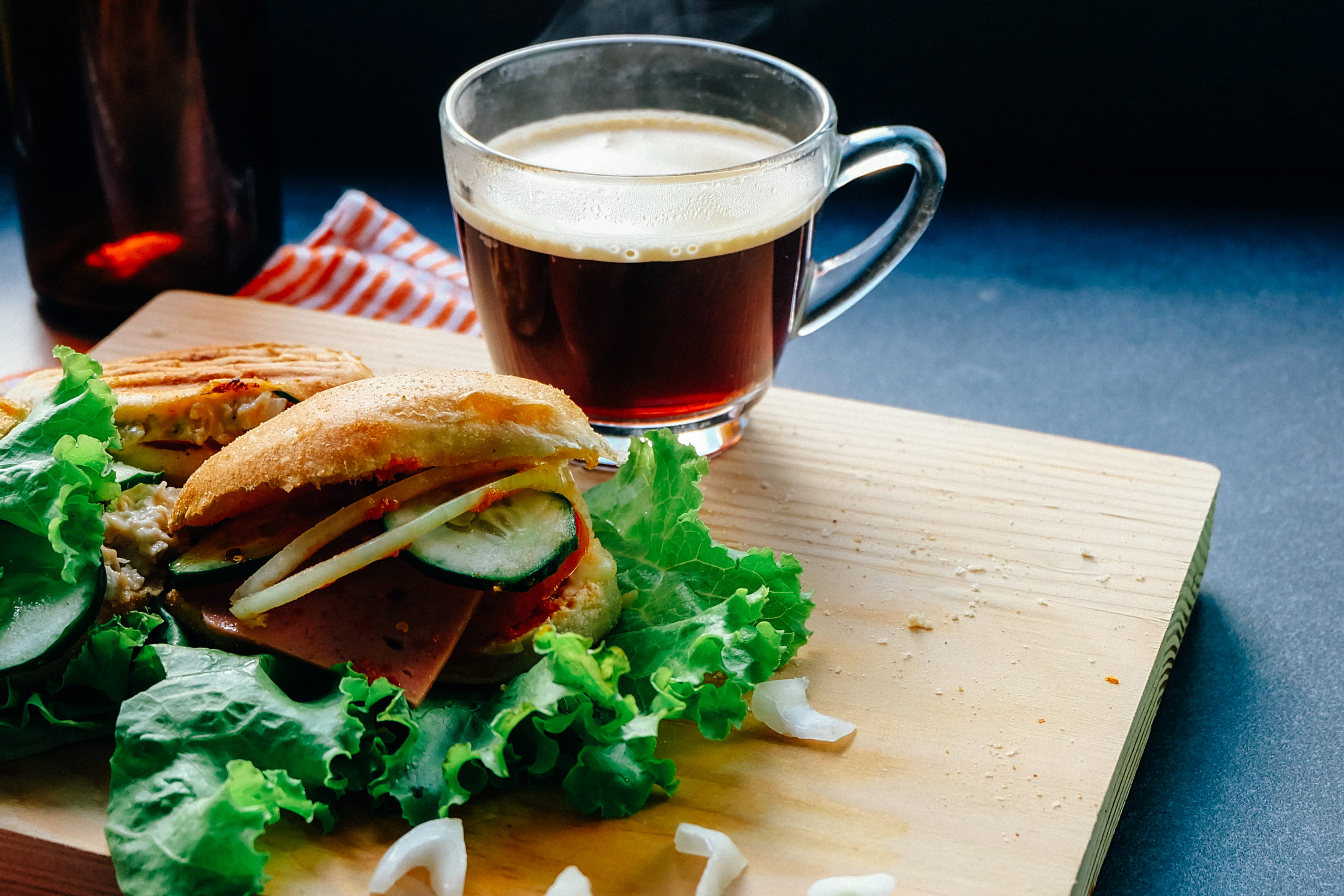 cucumber, cheeseburger, cup, hot drink, dinner, healthy eating, vegetable, table, tea cup, eating, beside, restaurant, filled, liquid, patties, meal, refreshment, HD Wallpaper
