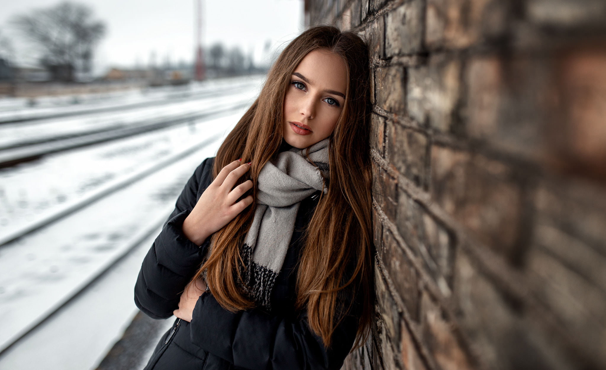 1080P, women, makeup, looking at viewer, black clothing, snow, make up, long hair, coats, closeup, jacket, red lipstick, Black clothes, brunette, straight hair, HD Wallpaper