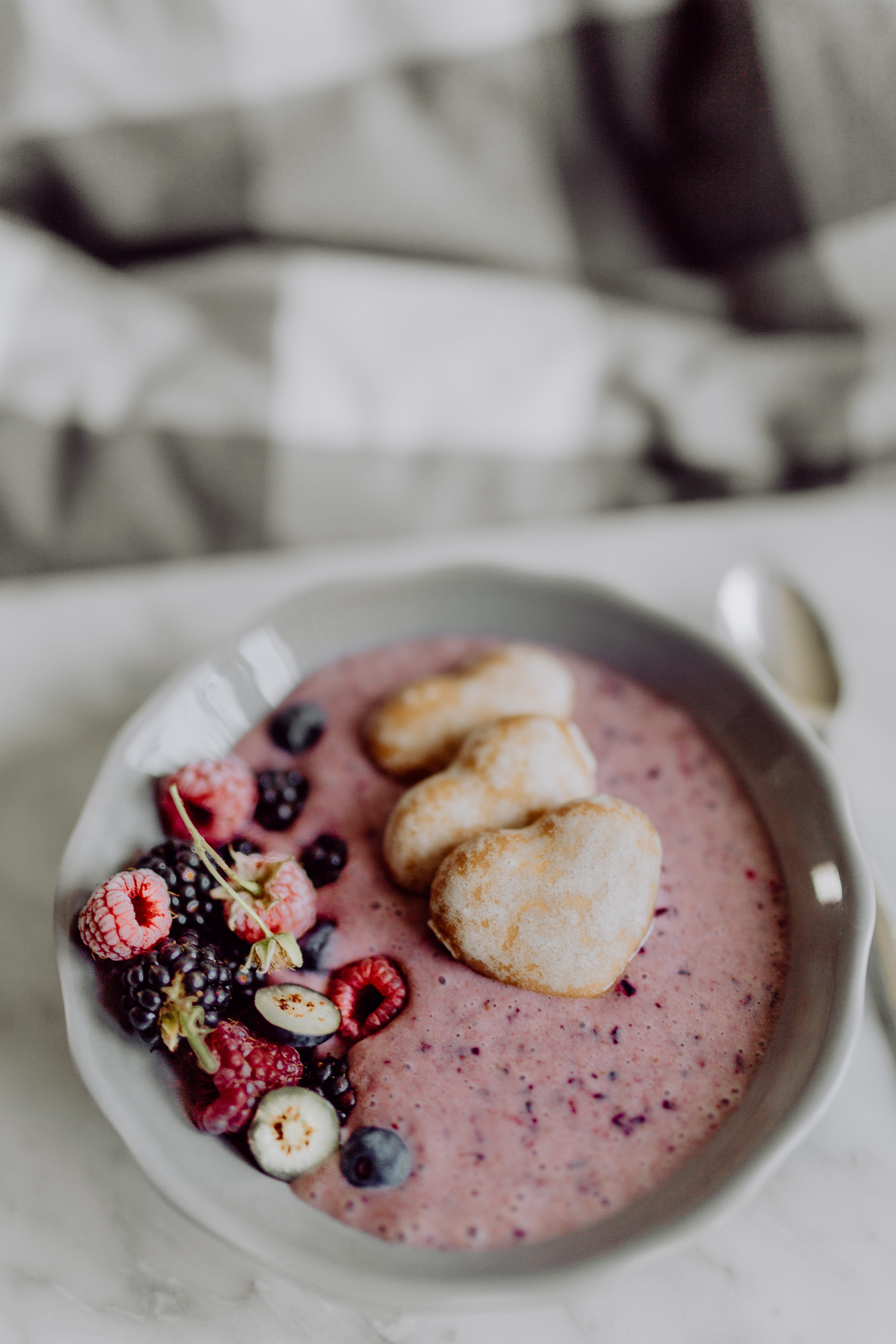 sweet food, freshness, gingerbread, indulgence, fruits, dessert, raspberries, breakfast, berry fruit, food and drink, still life, bowl, focus on foreground, Phone HD Wallpaper
