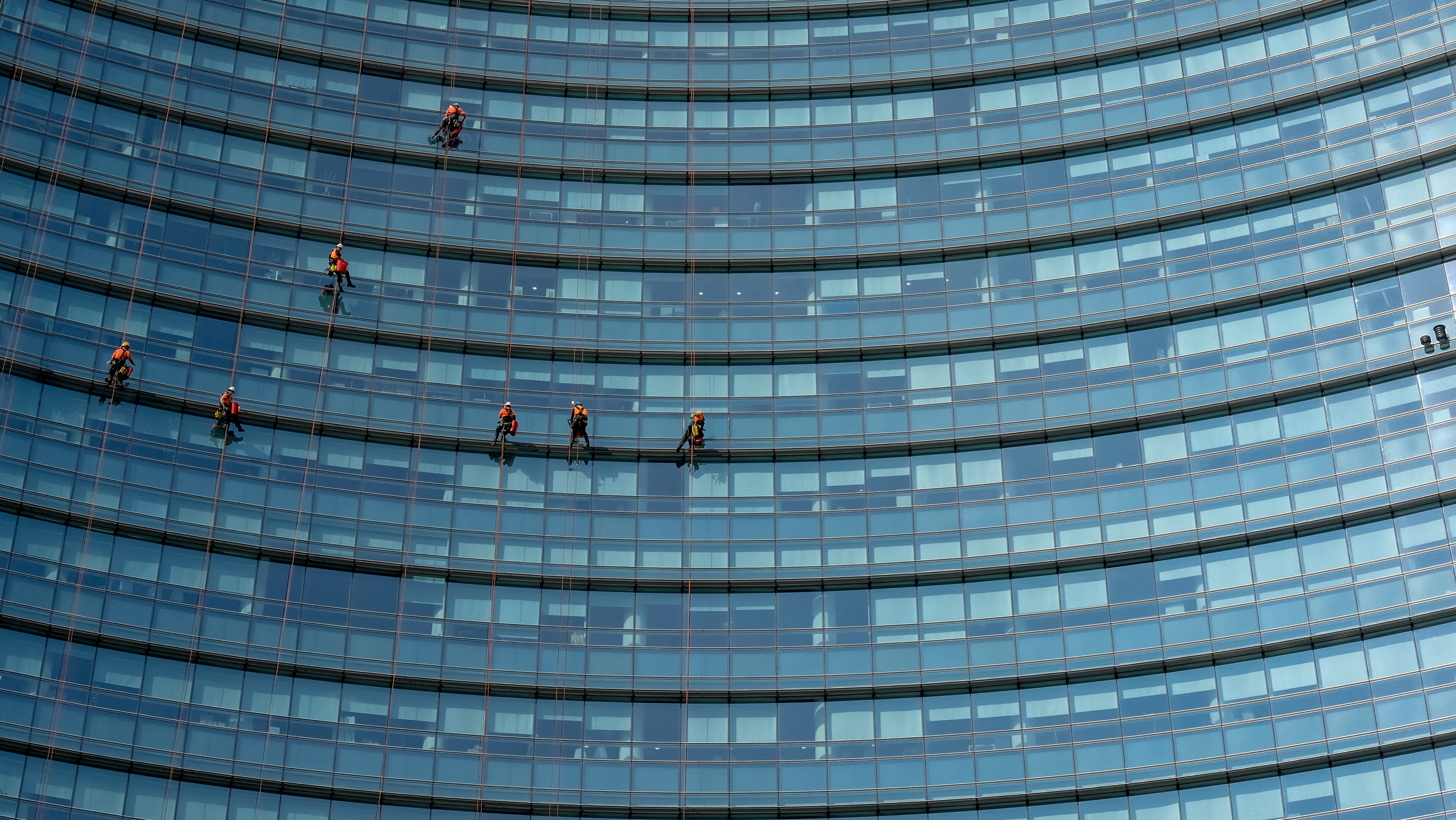 day, building, city, downtown, real people, hanging, glass - material, 4K, urban, asphalt, human, office building exterior, outdoors, glass, built structure, HD Wallpaper