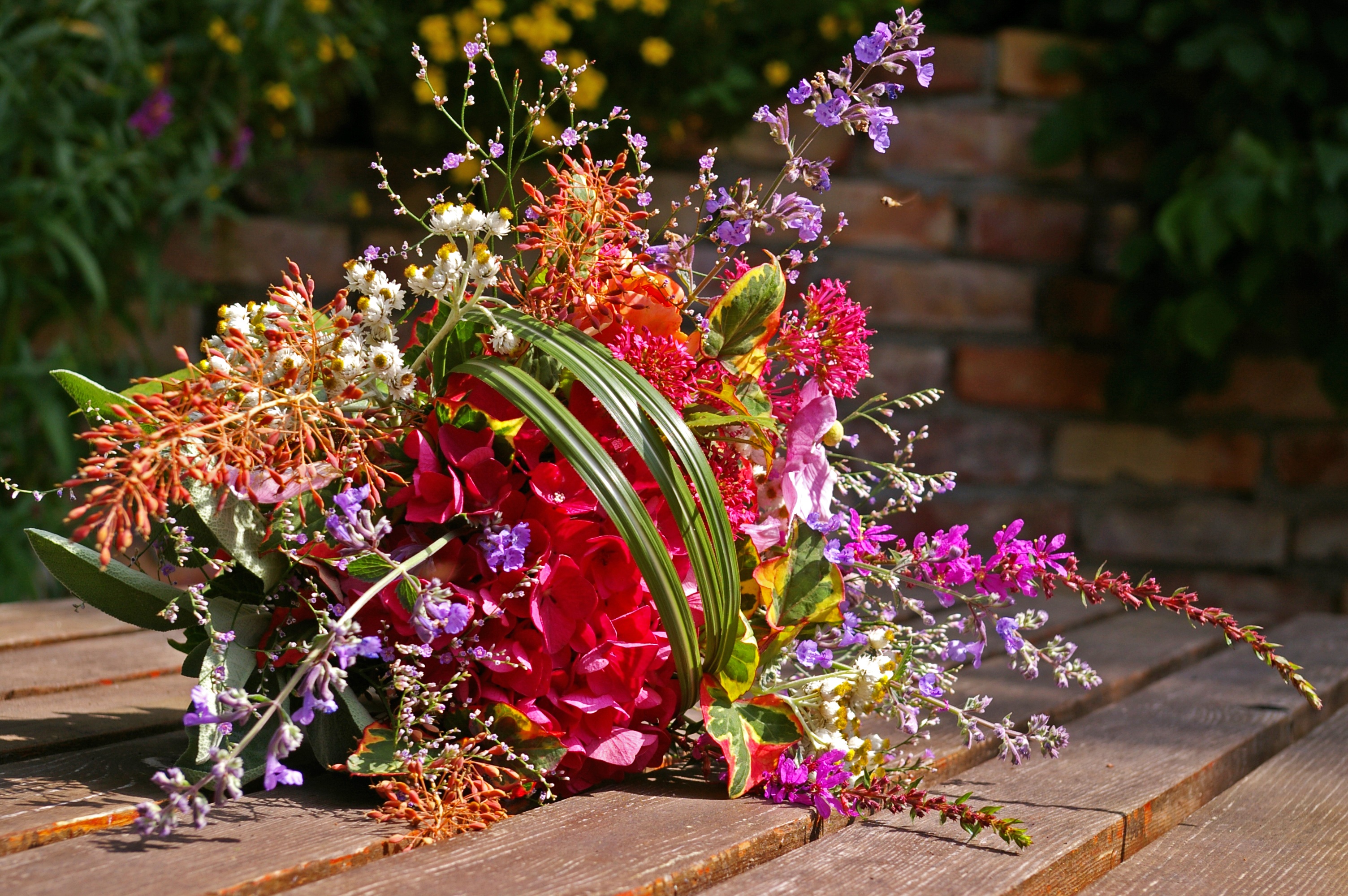 bouquet of flowers, 2K, strauss, give, petal, love, flower arrangement, inflorescence, flower gift, freshness, surprise, table, flower head, colorful, HD Wallpaper