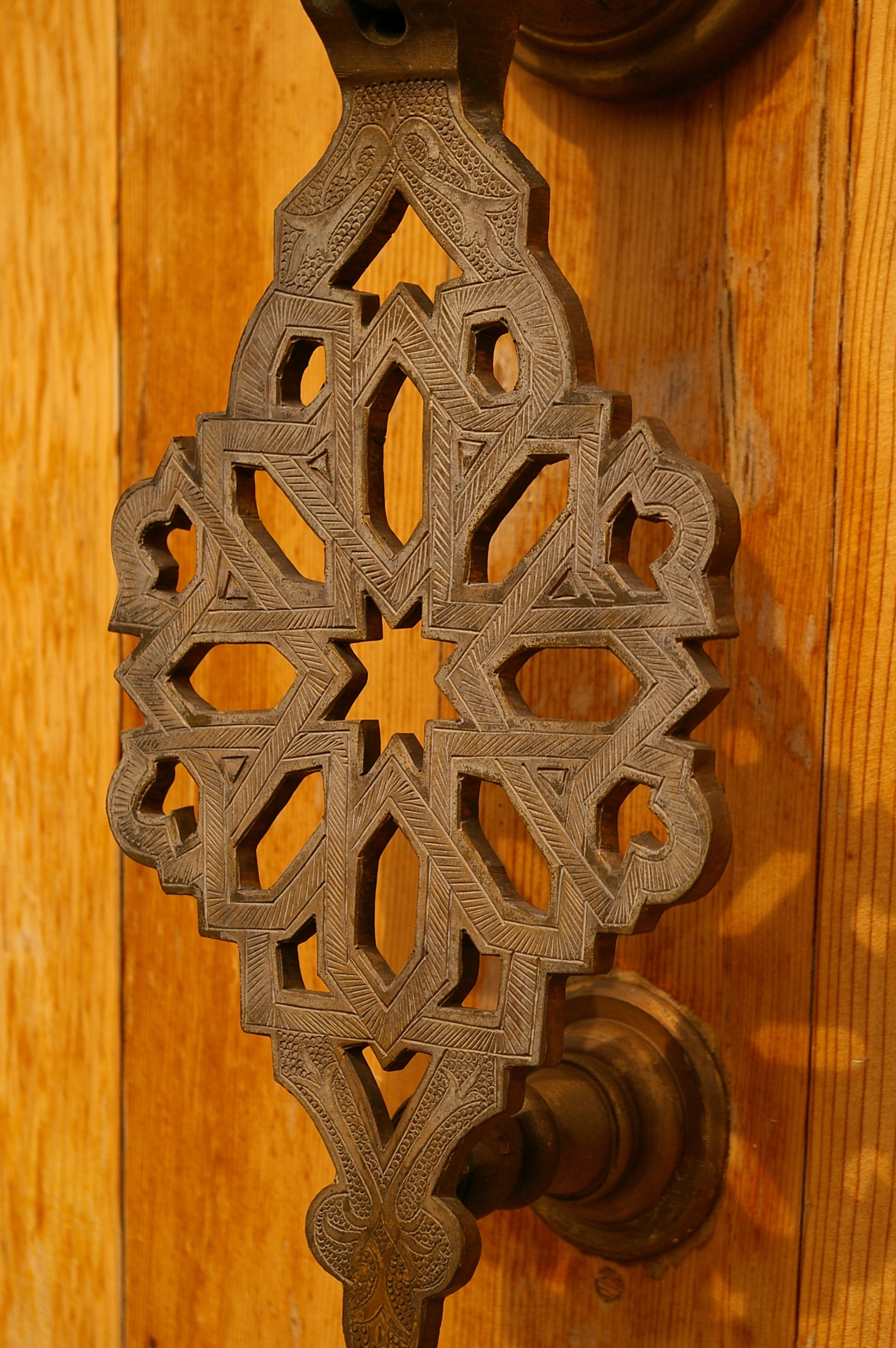 design, handle, door, input, indoors, entrance, directly above, close-up, wood grain, gardens of the world, datailaufnahme, wood, decorative, pattern, structure, Phone HD Wallpaper