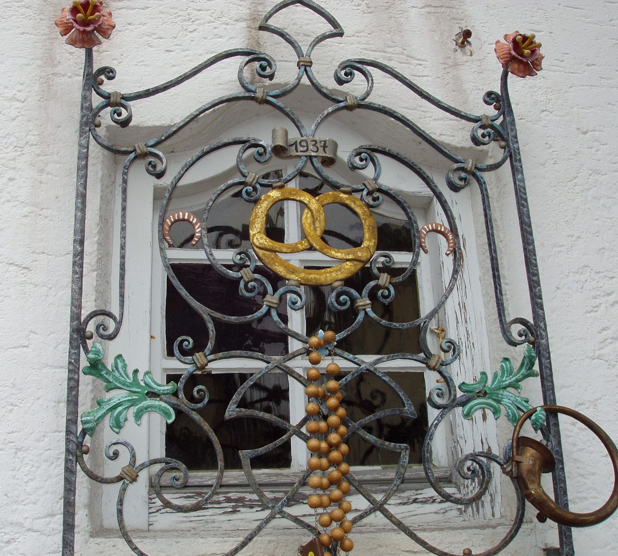 outdoors, metal, building, design, atmosphere, chain, security, wrought iron, no people, ornate, grid, protection, window grilles, curlicue, window, close-up, HD Wallpaper