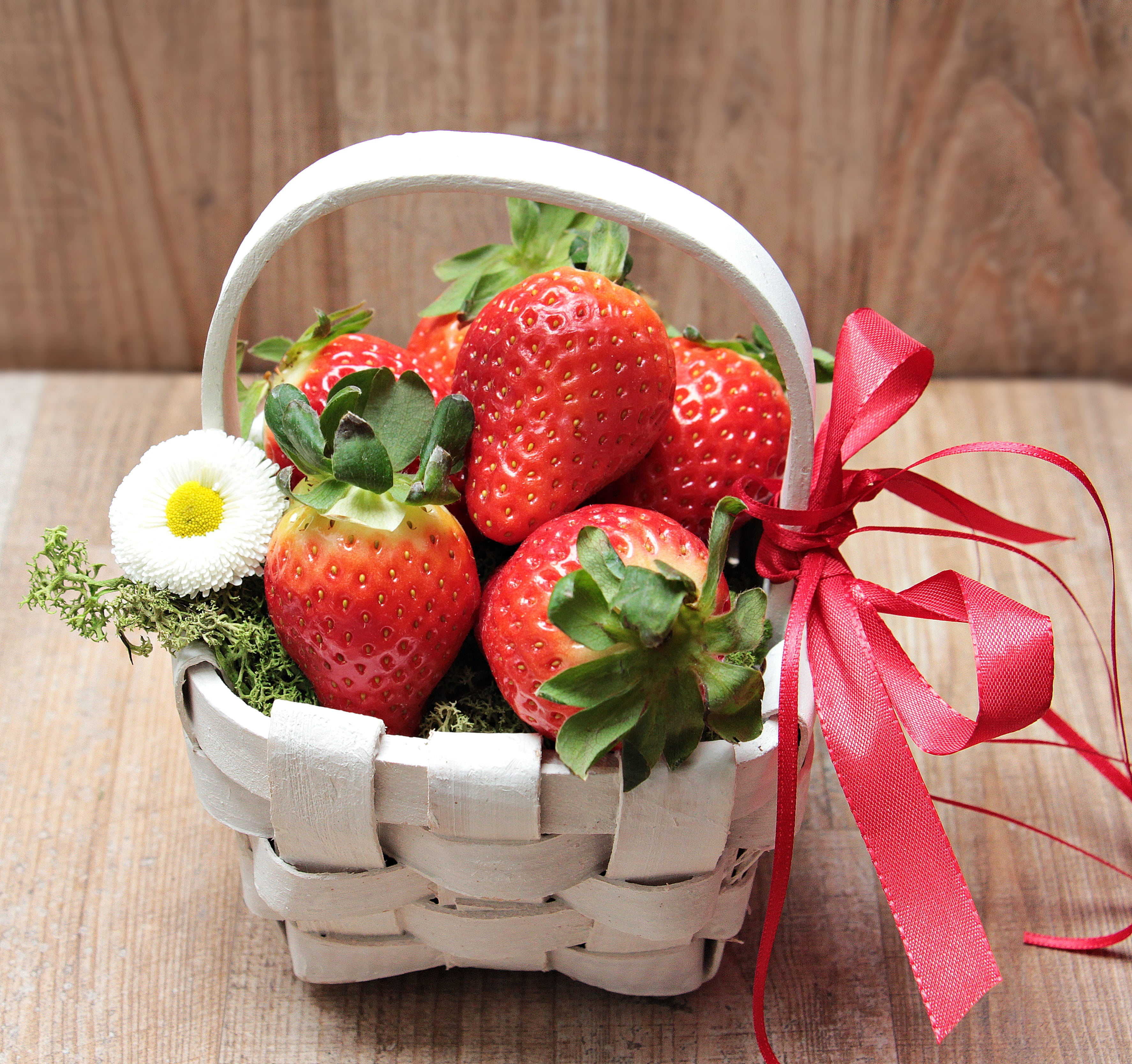wellbeing, white basket, healthy lifestyle, focus on foreground, strawberry, greeting card, bless you, freshness, healthy, red, moss, white flower, nutrition, HD Wallpaper
