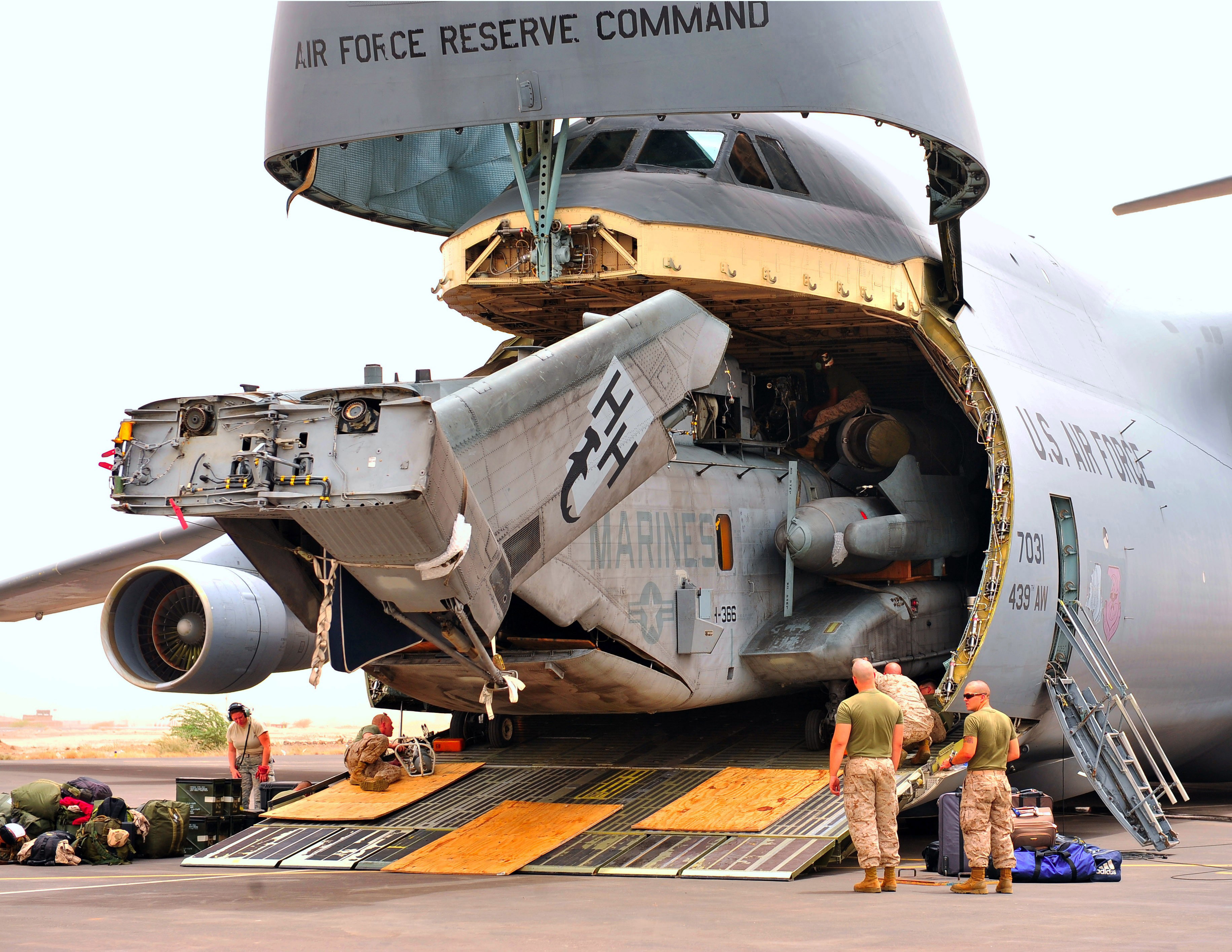 CARGO, plane, 2K, c, ARMY, SOLDIERS, The PLANE, WEAPONS, gray, HD Wallpaper