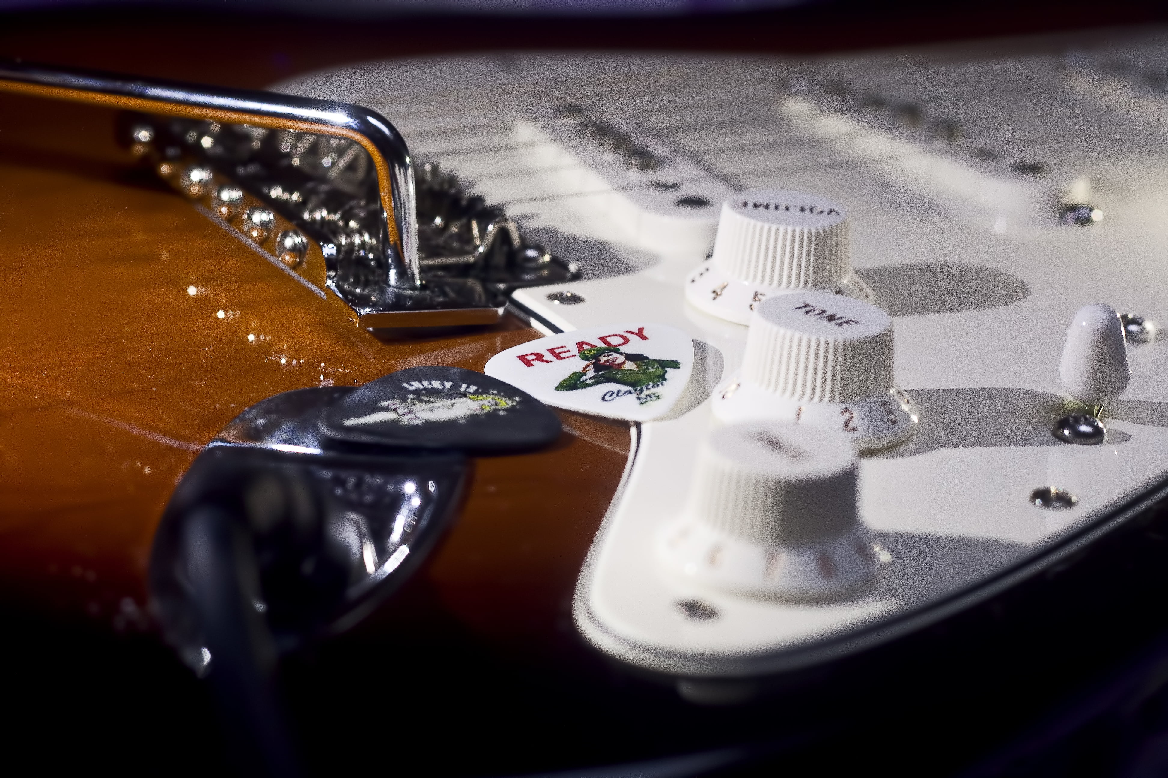 electric guitar, control, close-up, tone, musical instrument, table, selective focus, technology, musical equipment, rock, no people, music, configuration, HD Wallpaper