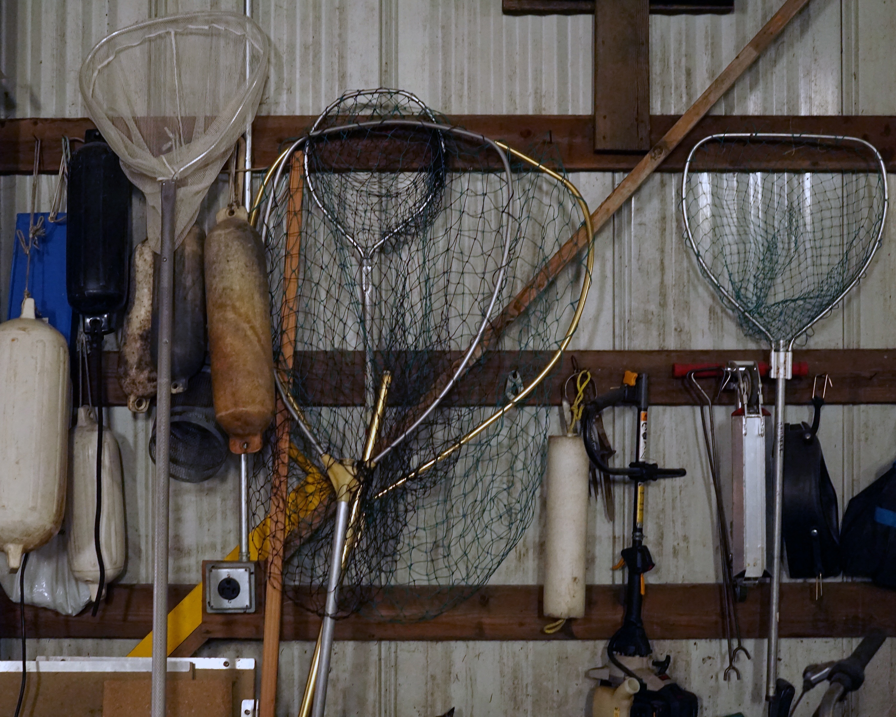 gear, indoors, tool, hammer, hanging, hand saw, no people, catching, fisherman, 2K, wall - building feature, work tool, wood - material, fishing-gear, HD Wallpaper