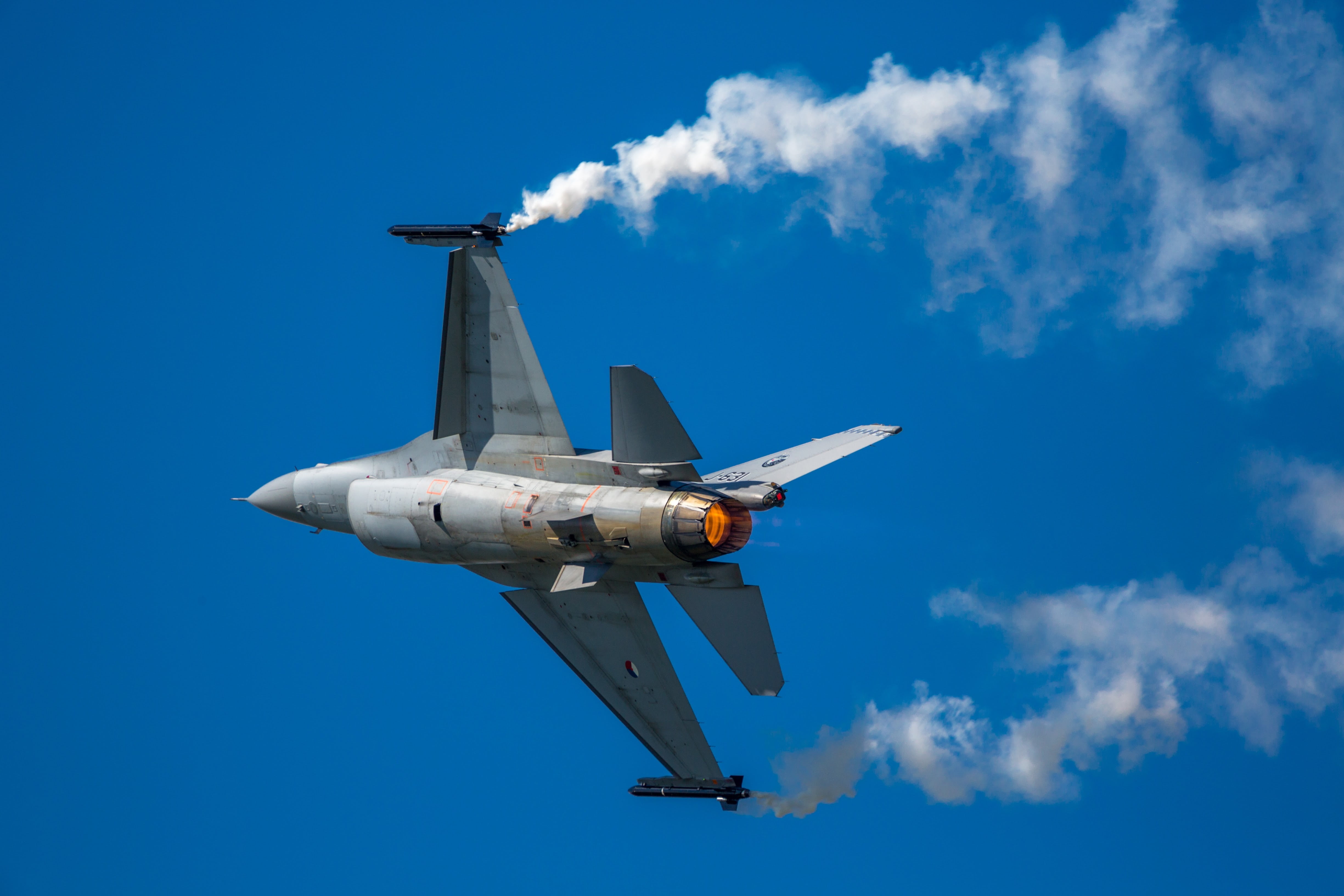 aerobatics, air vehicle, general dynamics, payerne, f 16, sky, plane, flying, transportation, air show, air force, mode of transportation, cloud - sky, HD Wallpaper