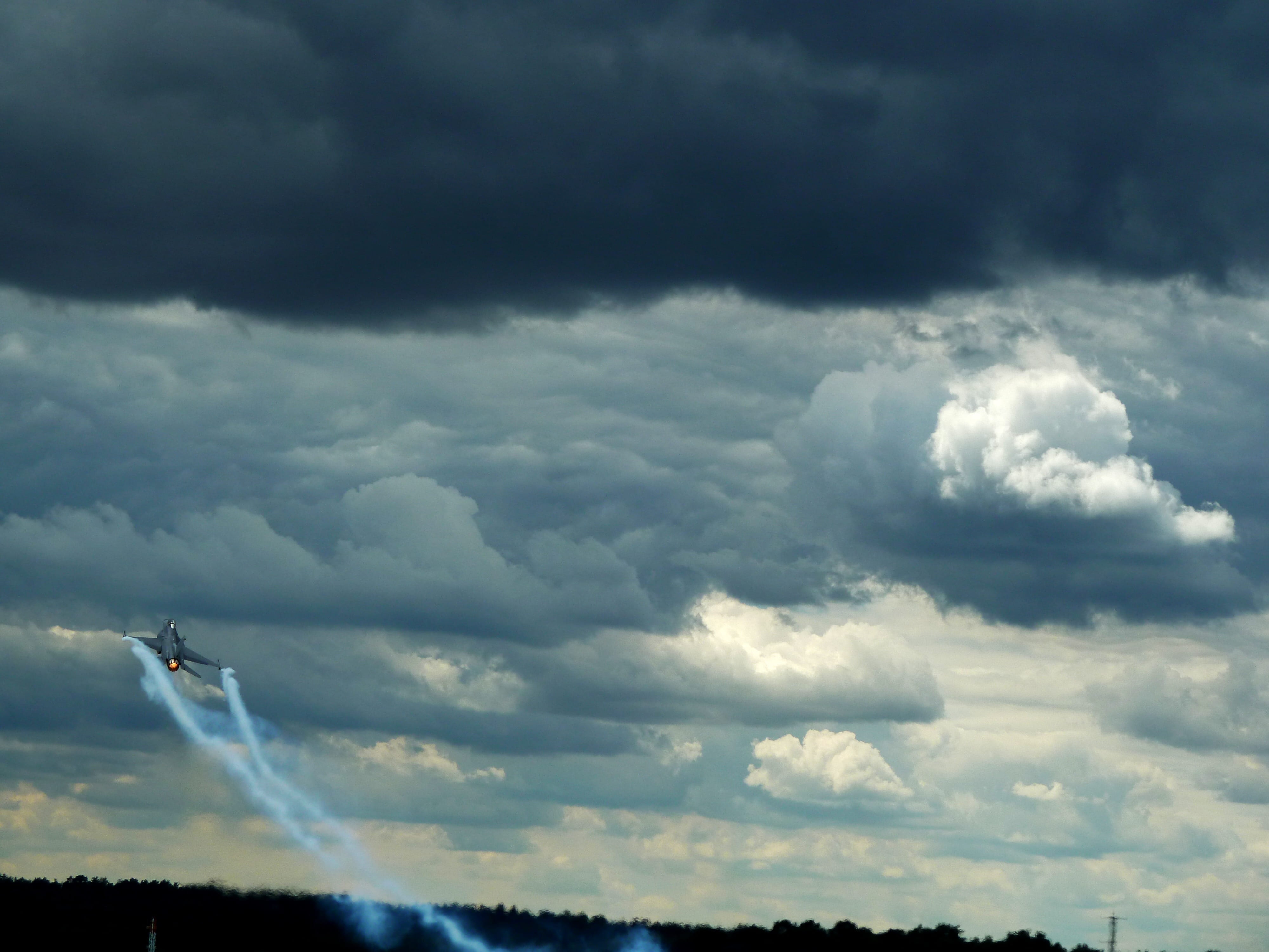 Fighter, strong, nature, aircraft, Lockheed Martin, storm, environment, vapor trail, scenics - nature, fighter jet, dramatic, schwärz, scenics, contrail, HD Wallpaper