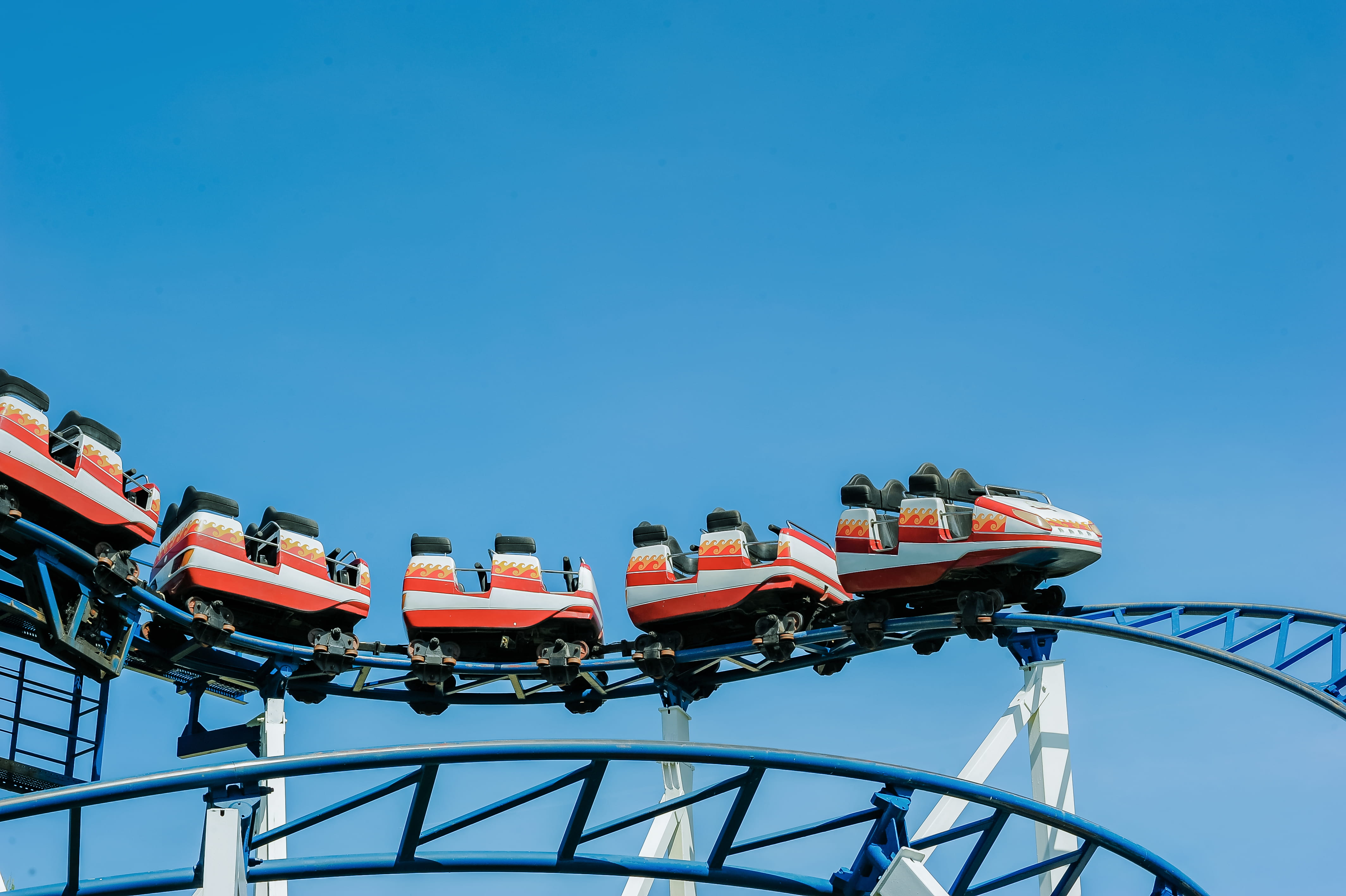 emotion, height, metal, traveling carnival, 4K, blue, speed, red, high, entertainment, outdoors, daylight, amusement park ride, fun, riding, carnival, HD Wallpaper
