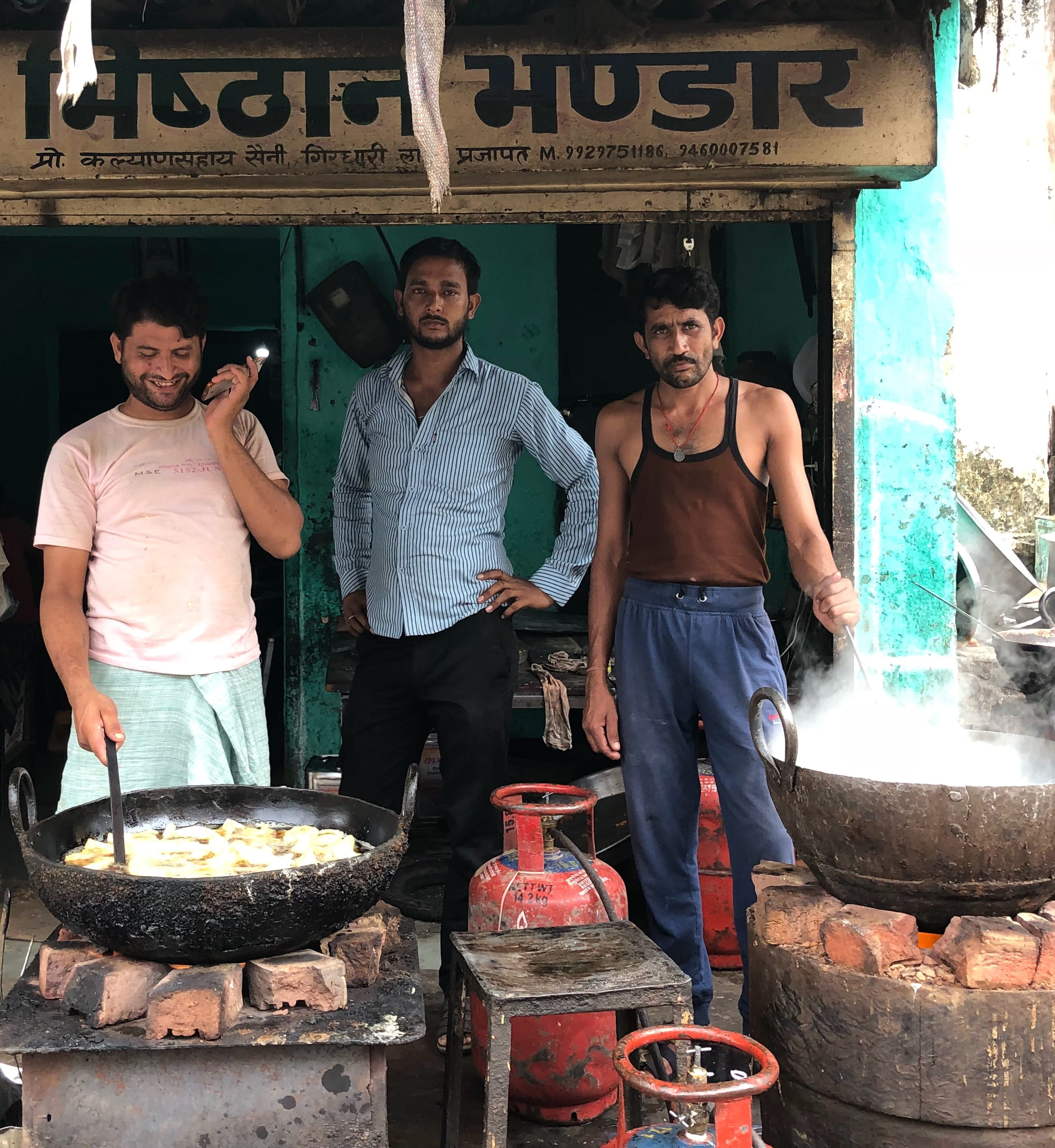 jaipur rd, 1080P, village, burning, young men, cooking on gas, food, vest, food and drink, rajasthan, breakfast, lifestyles, gas, samosas, propane, three quarter length, Phone HD Wallpaper