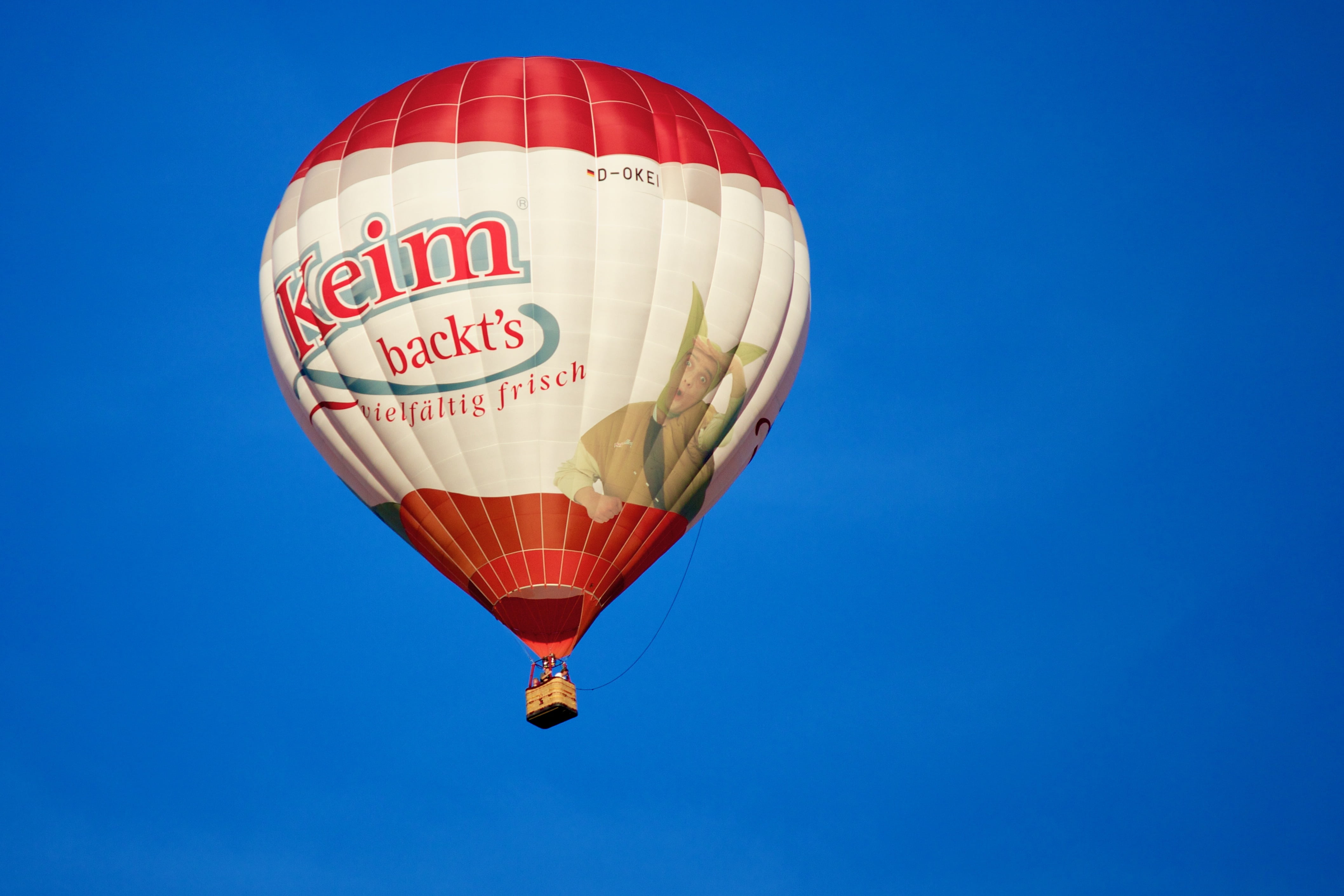 mode of transportation, no people, fly, flying, red, travel, air Vehicle, clear sky, ballooning festival, 4K, sport, air, outdoors, baker, blue, multi Colored, HD Wallpaper