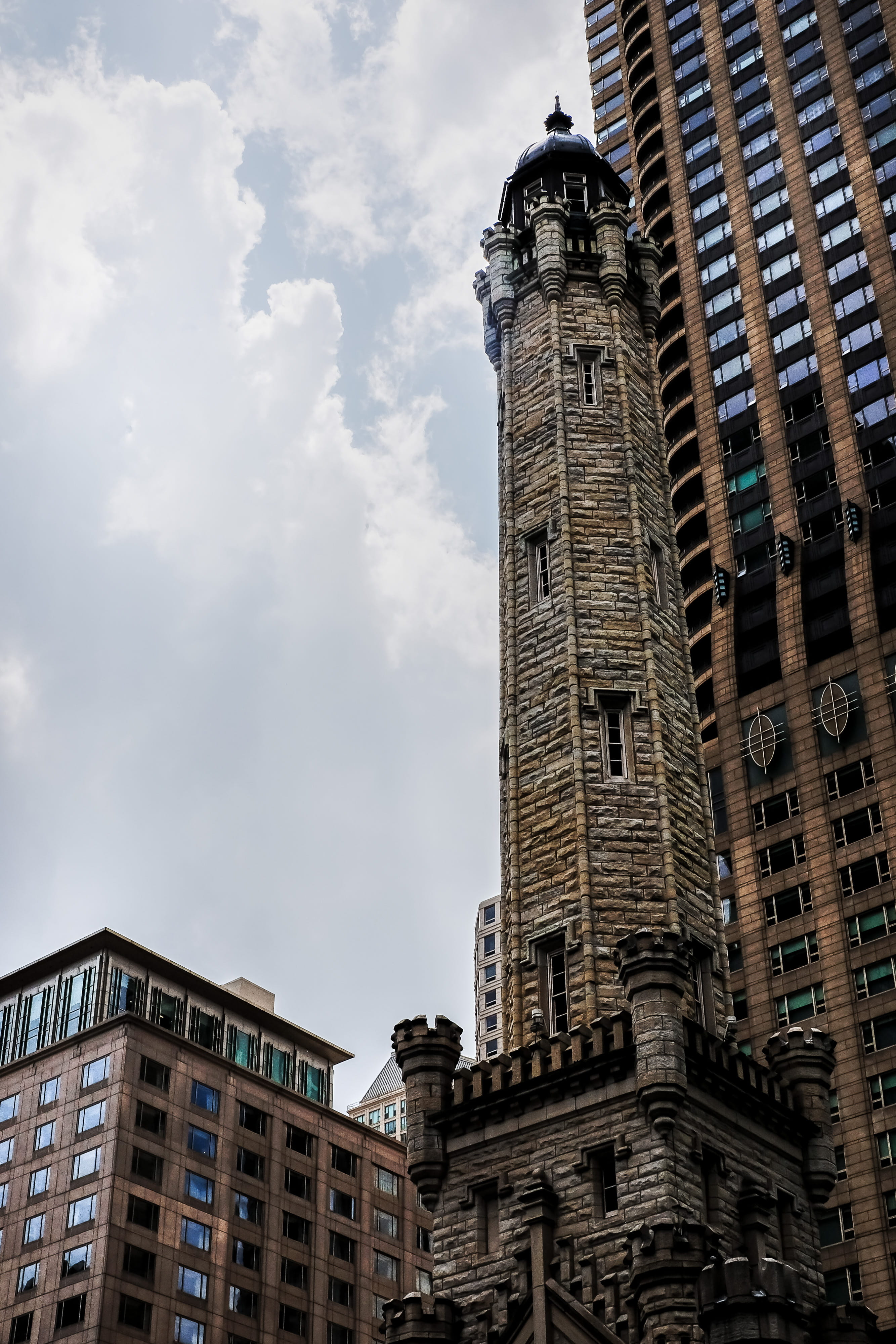 building exterior, 4K, people, sign, chicago, skyline, office building exterior, modern, nature, built structure, blue, skyscraper, the past, il, window, Phone HD Wallpaper