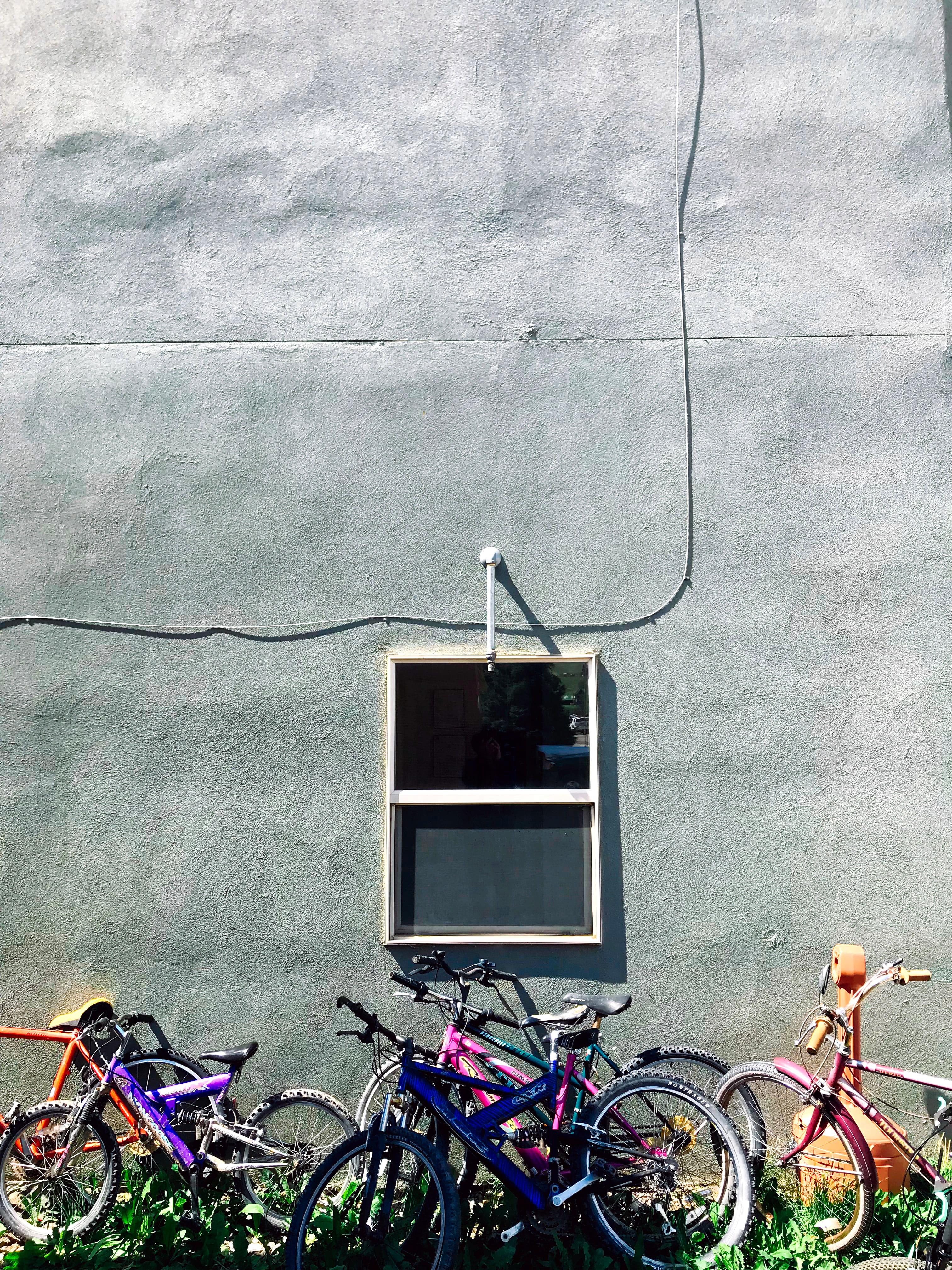 old-fashioned, summer, window, bicycle, no People, city Life, bicycles, building, city, urban Scene, old, light, mountain bike, transportation, bike, daytime, Phone HD Wallpaper