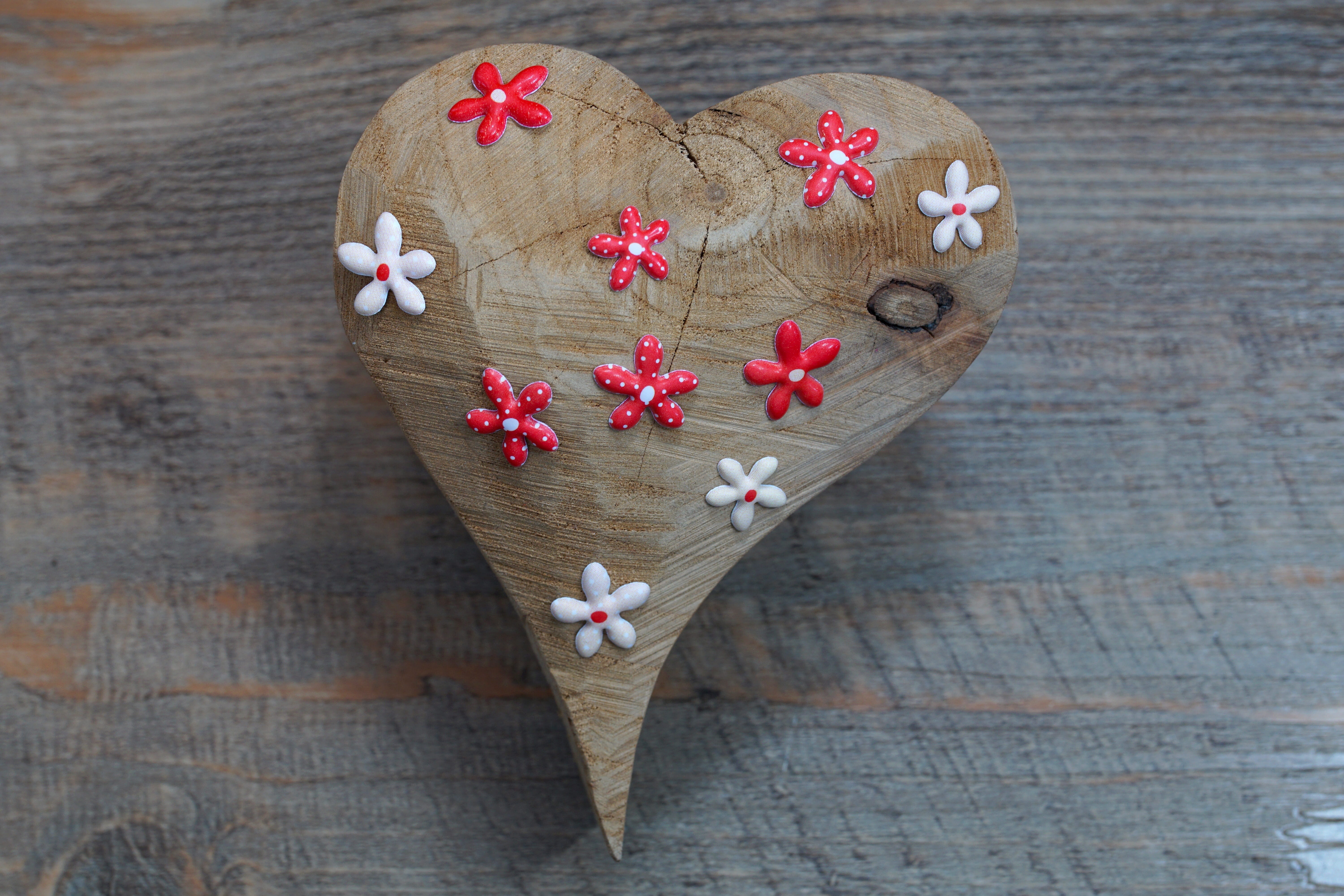 floral, heart shape, valentines day, love, cute, celebration, romantic, symbol, still life, dekoherz, white floret, copy space, close up, table, congratulations, HD Wallpaper