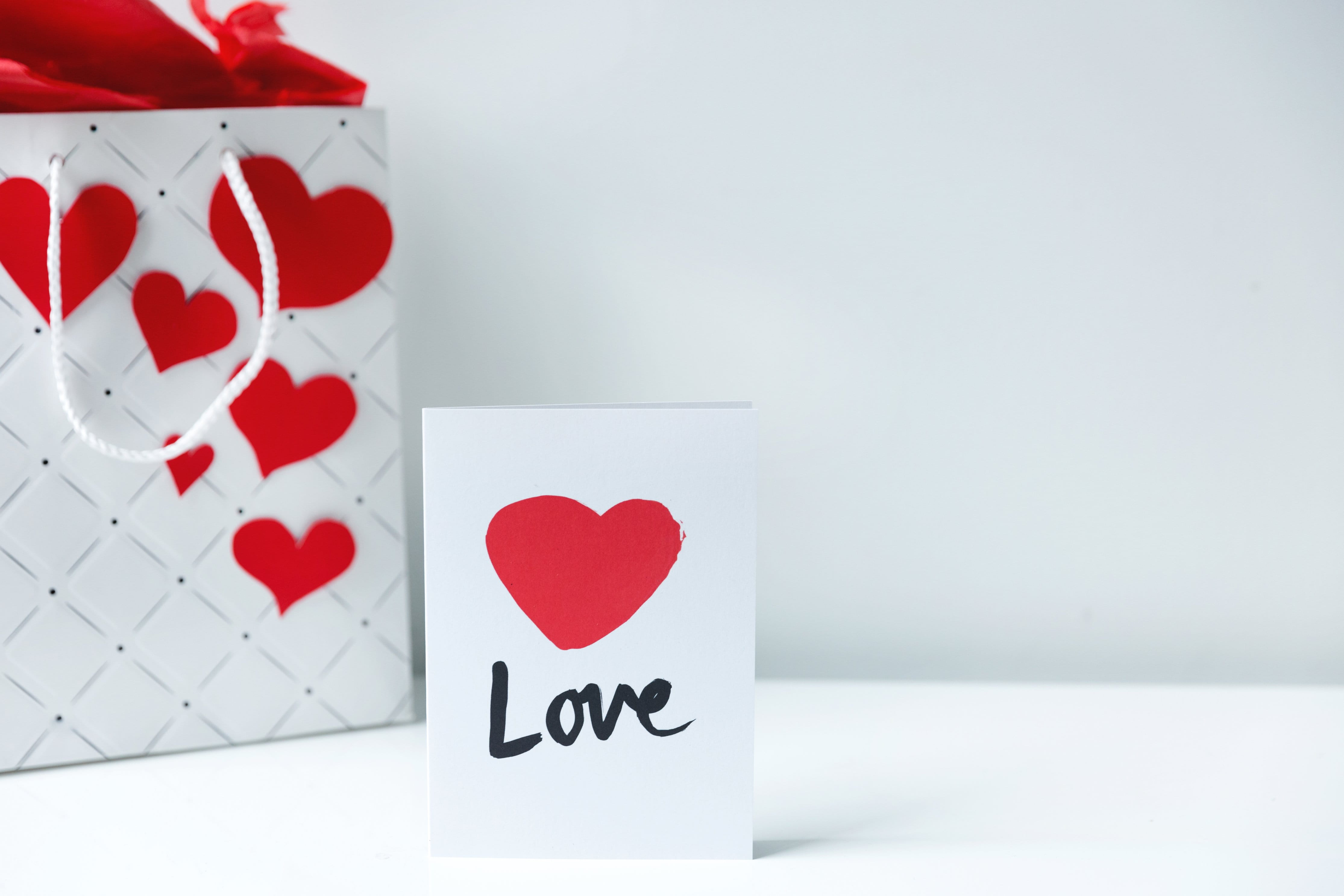 Bag, Gifts, positive emotion, valentine card, romance, valentines day - holiday, studio shot, Celebrate, 4K, card, copy space, white color, greeting card, HD Wallpaper