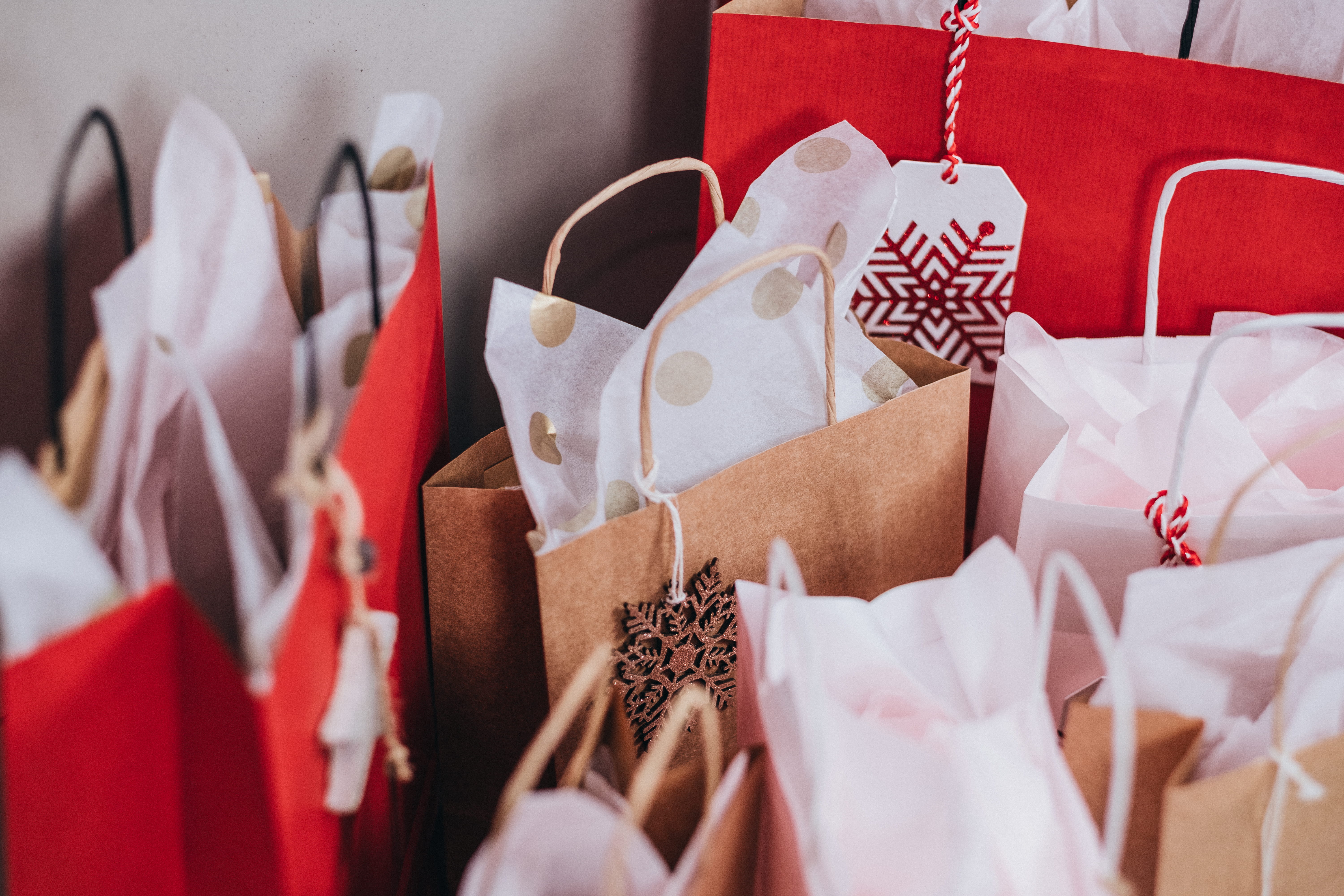 craft, shopping Bag, bags, shopping, no People, paper, christmas, multi Colored, store, decorate, snowflake, retail, tissue, group of Objects, lifestyles, HD Wallpaper