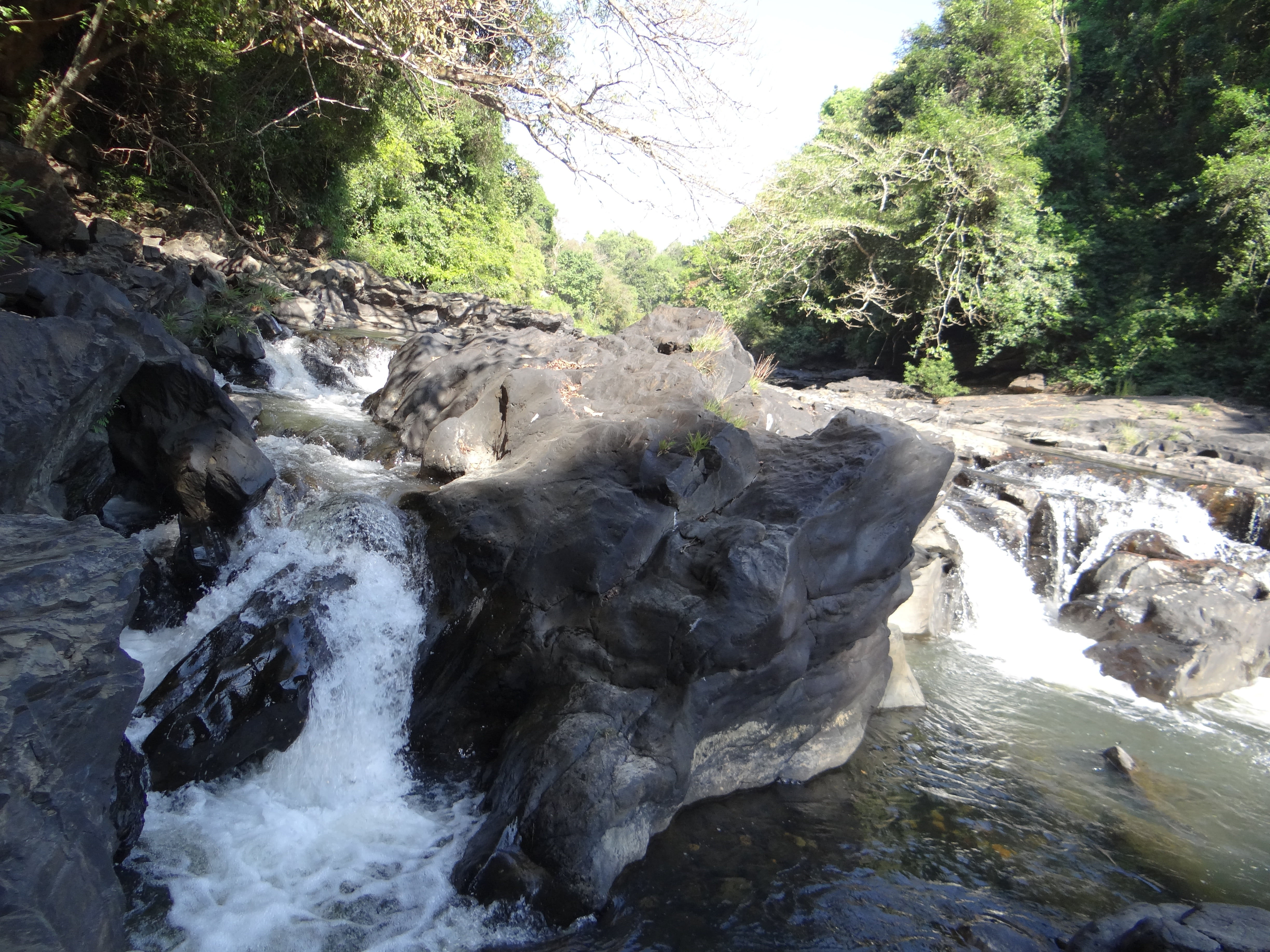 mandovi, no people, land, waterfall, evergreen, rapids, scenic, riverbed, 4K, power in nature, river, day, beauty in nature, boulders, rocks, western ghats, HD Wallpaper