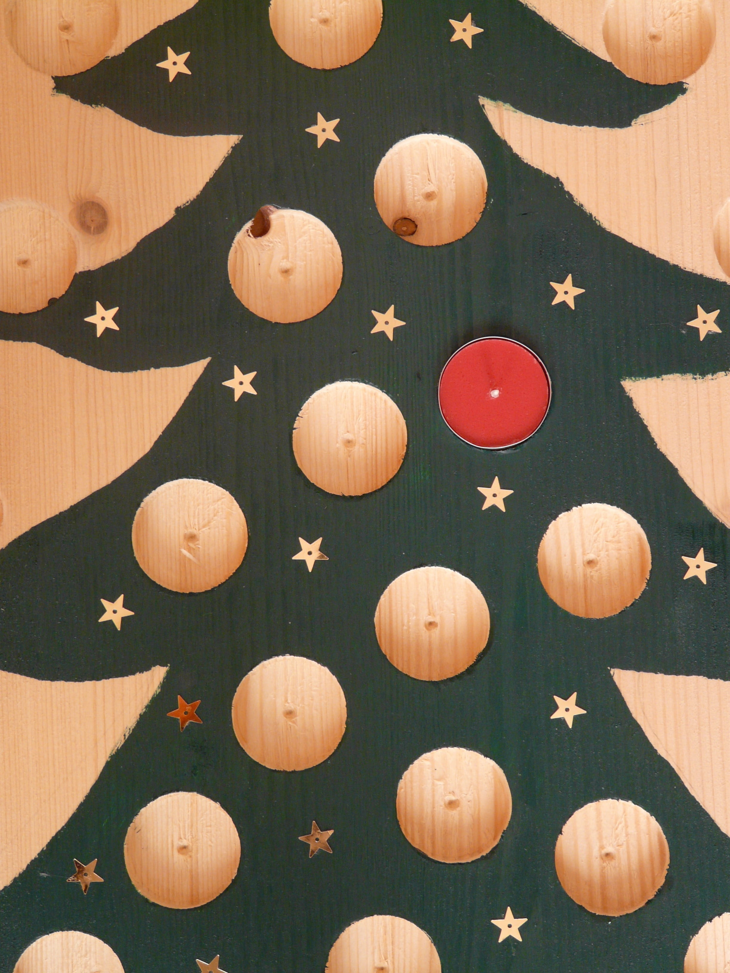 holes, one, large group of objects, decoration, food, vegetable, still life, cut out, healthy eating, 2K, advent, red, wood - material, abundance, day, Phone HD Wallpaper