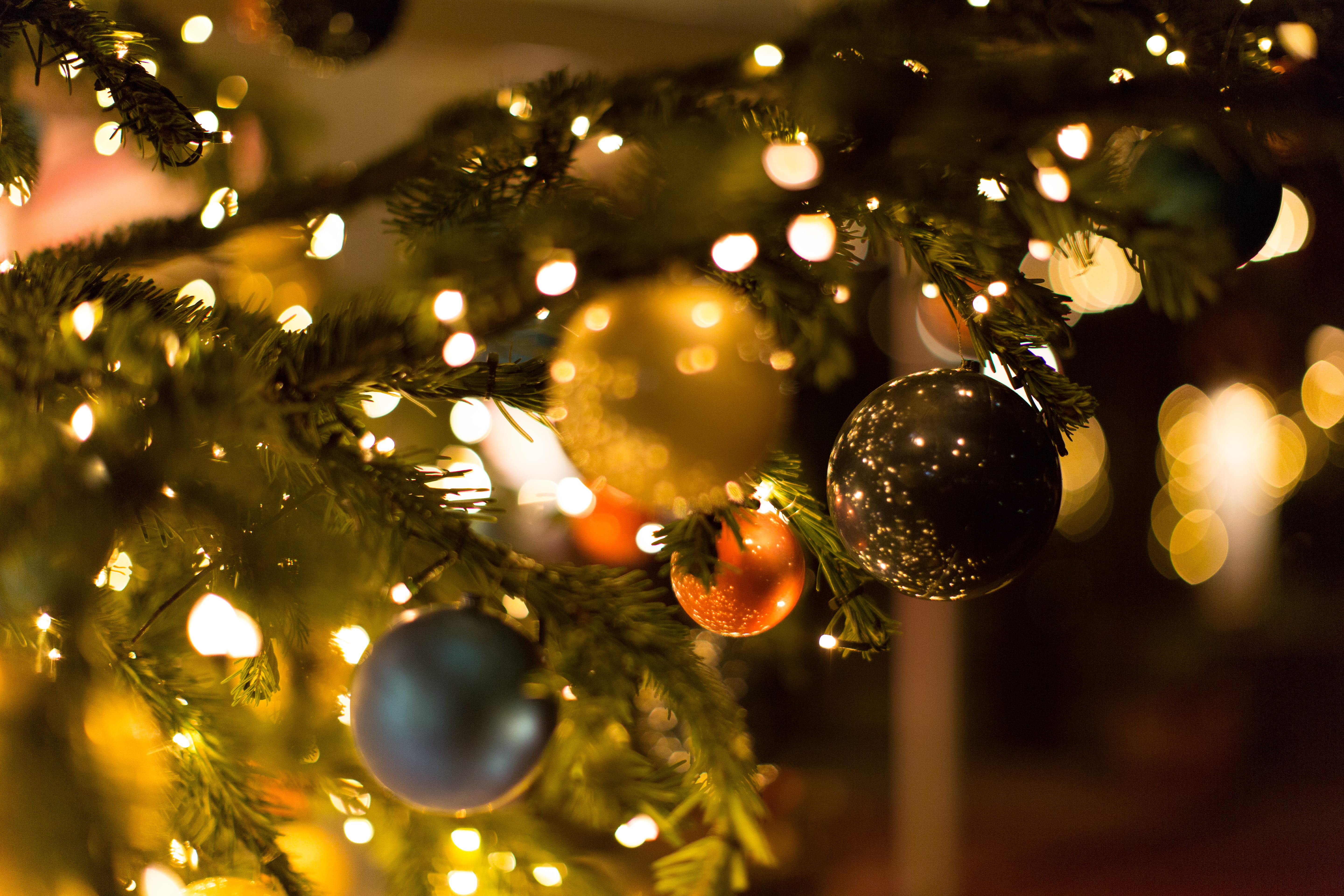 christmas, focus on foreground, 5K, advent calendar, tree, christmas decoration, no people, christmas lights, shiny, lighting equipment, christmas ornament, HD Wallpaper
