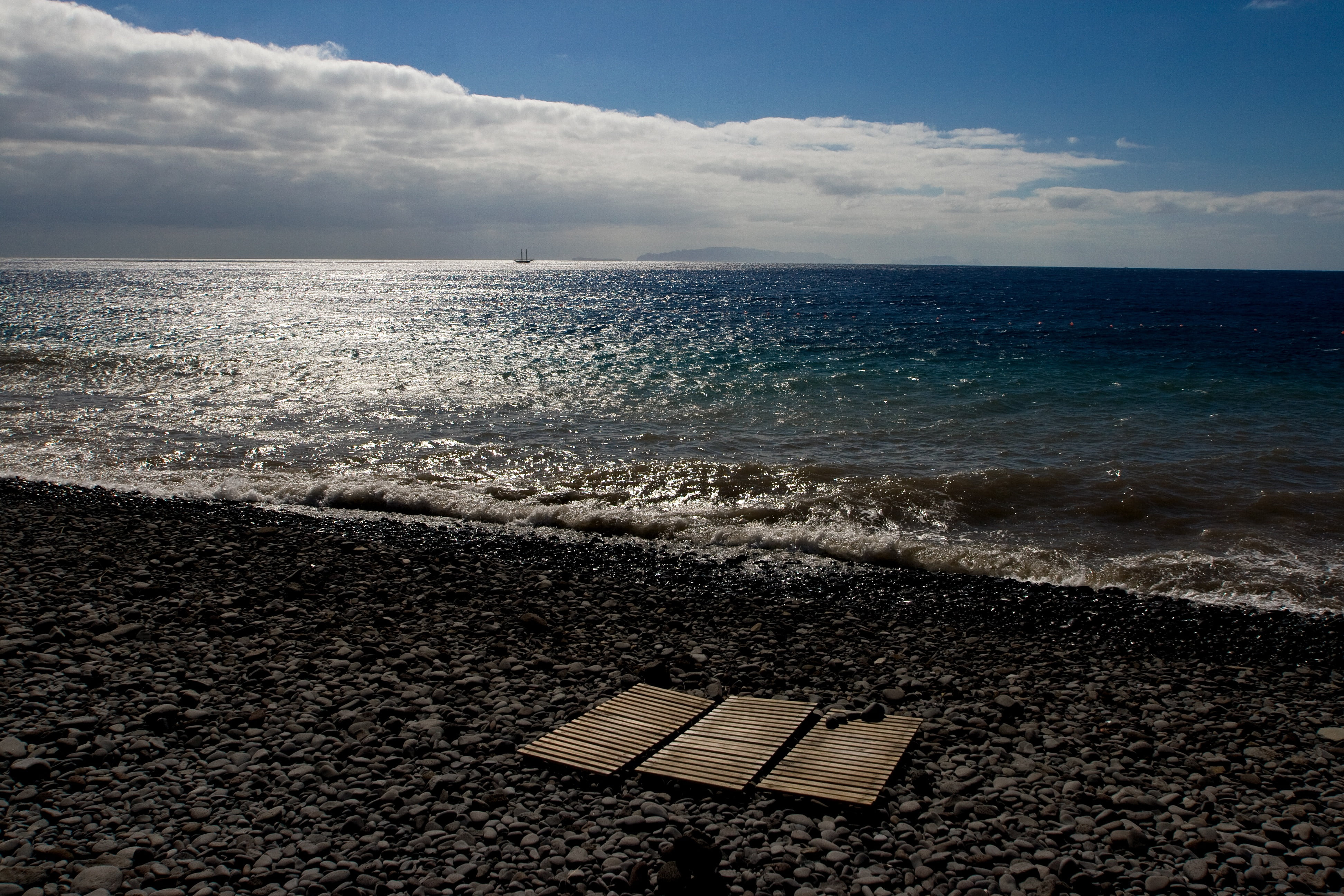 sea, idyllic, ocean, seascape, nature, beauty in nature, outdoors, stone beach, urban skyline, no people, land, cloudy, water, wave, horizon over water, HD Wallpaper