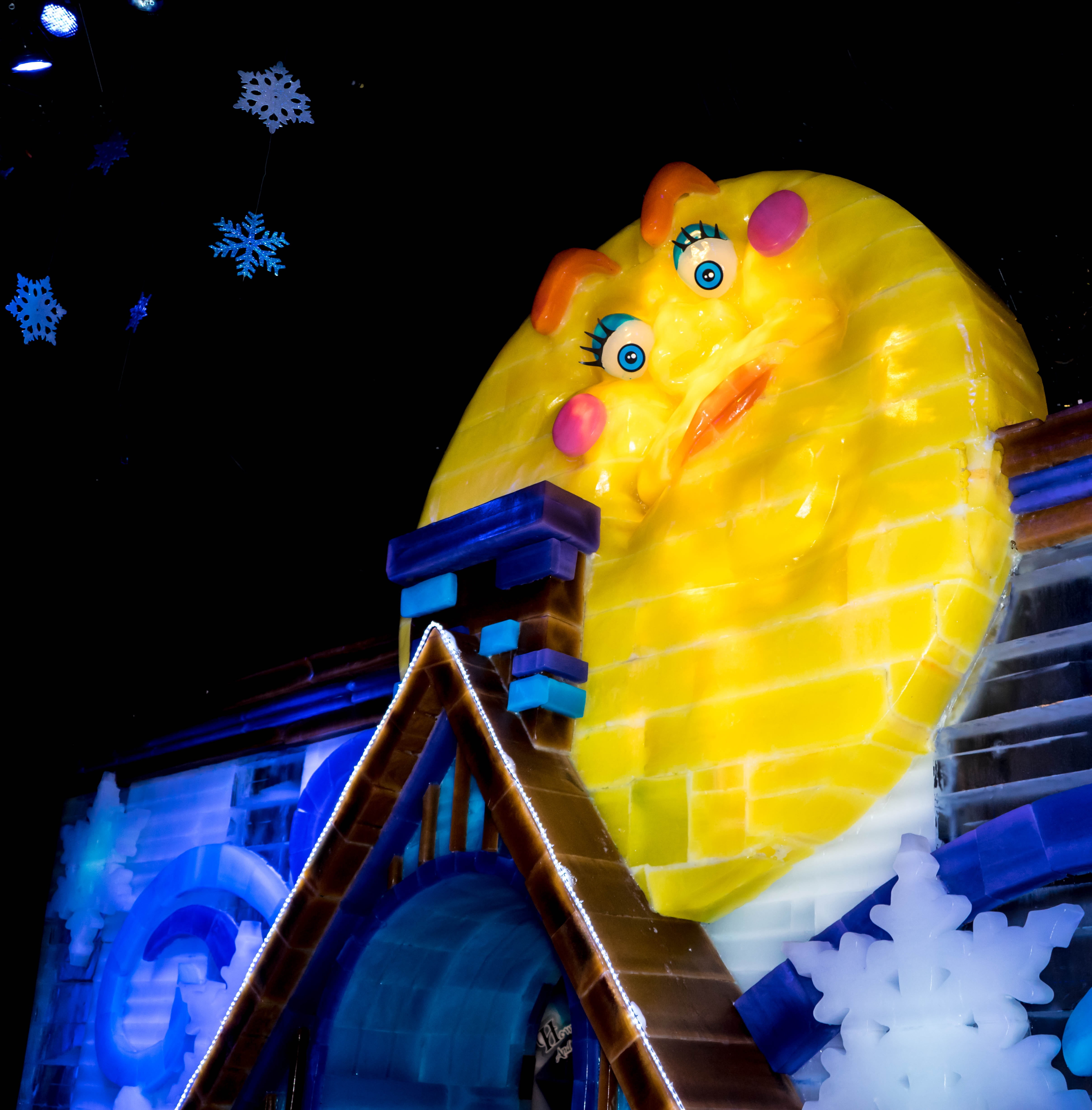 night, no people, statue, low angle view, inflatable, representation, showcase, illuminated, art and craft, exhibition, amusement park ride, animal, ice, Phone HD Wallpaper