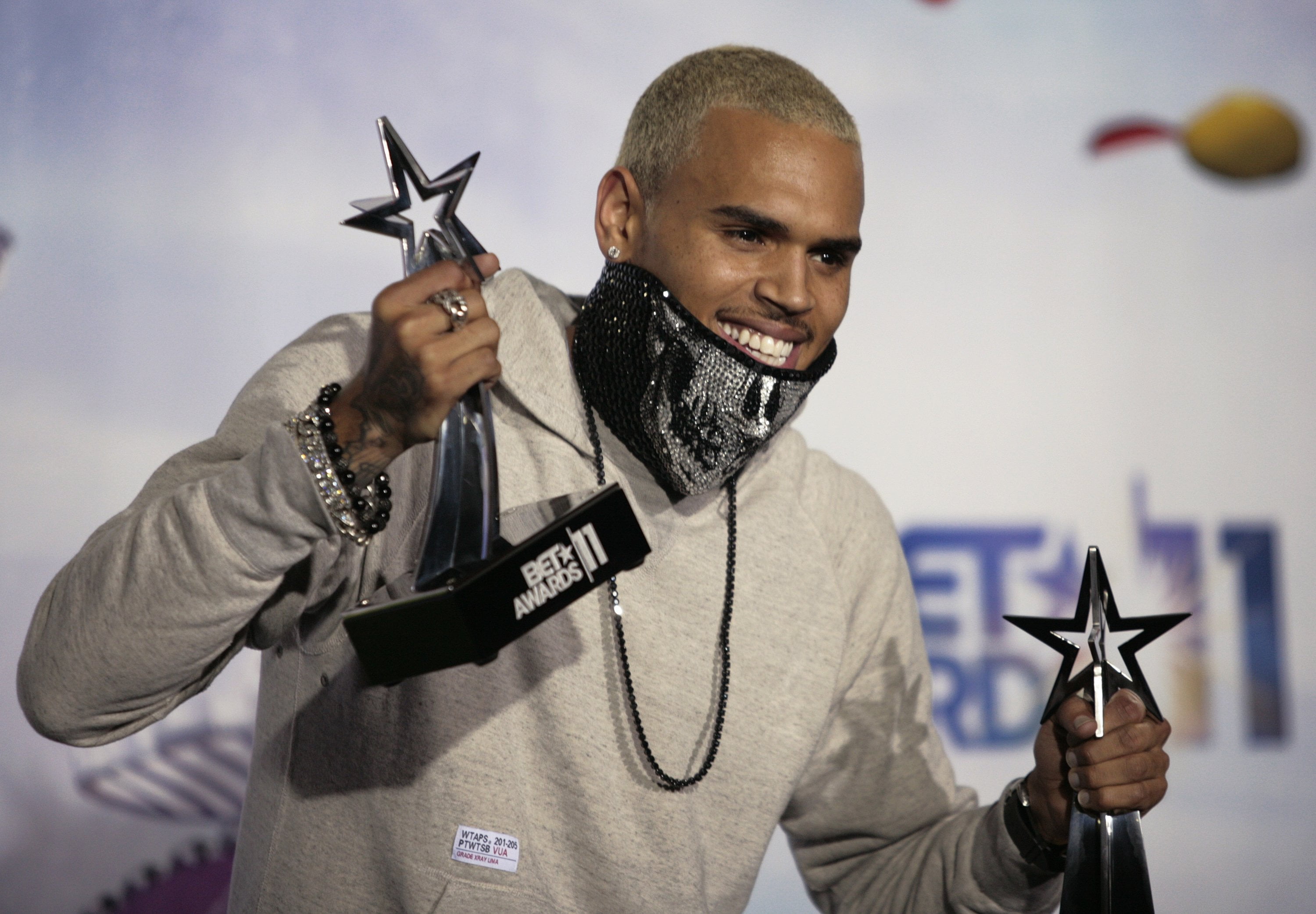 standing, american Culture, competition, real people, men, waist up, smiling, s, lifestyles, obscured face, grey, chris brown, arts culture and entertainment, HD Wallpaper