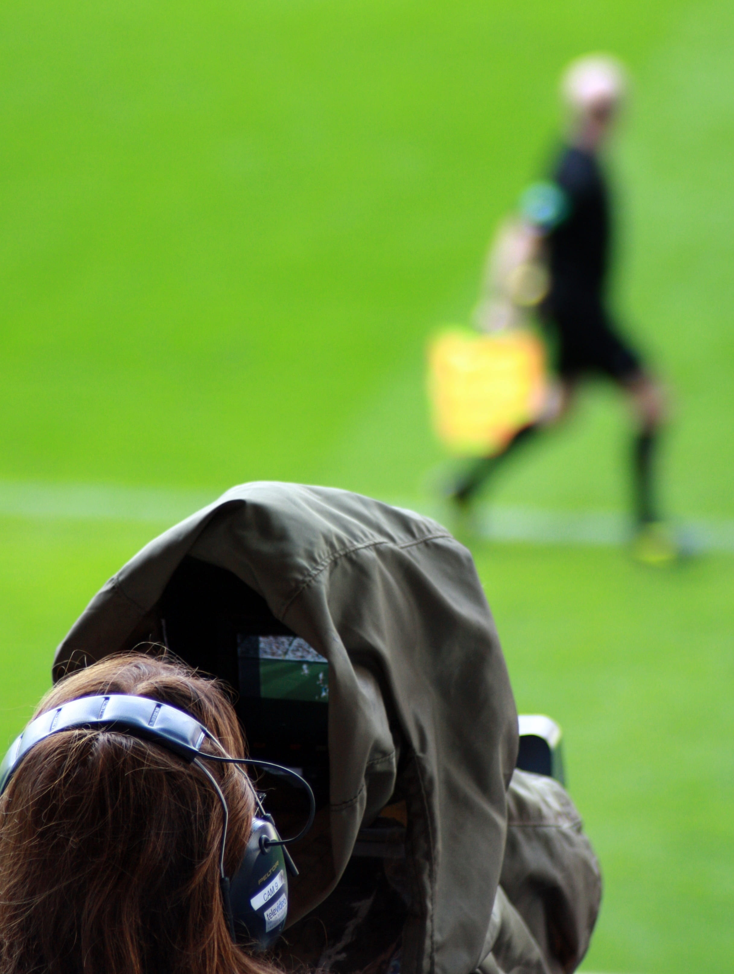 headphones, 2K, day, incidental people, competition, one person, soccer, focus on foreground, sport, real people, women, activity, green color, video, Phone HD Wallpaper