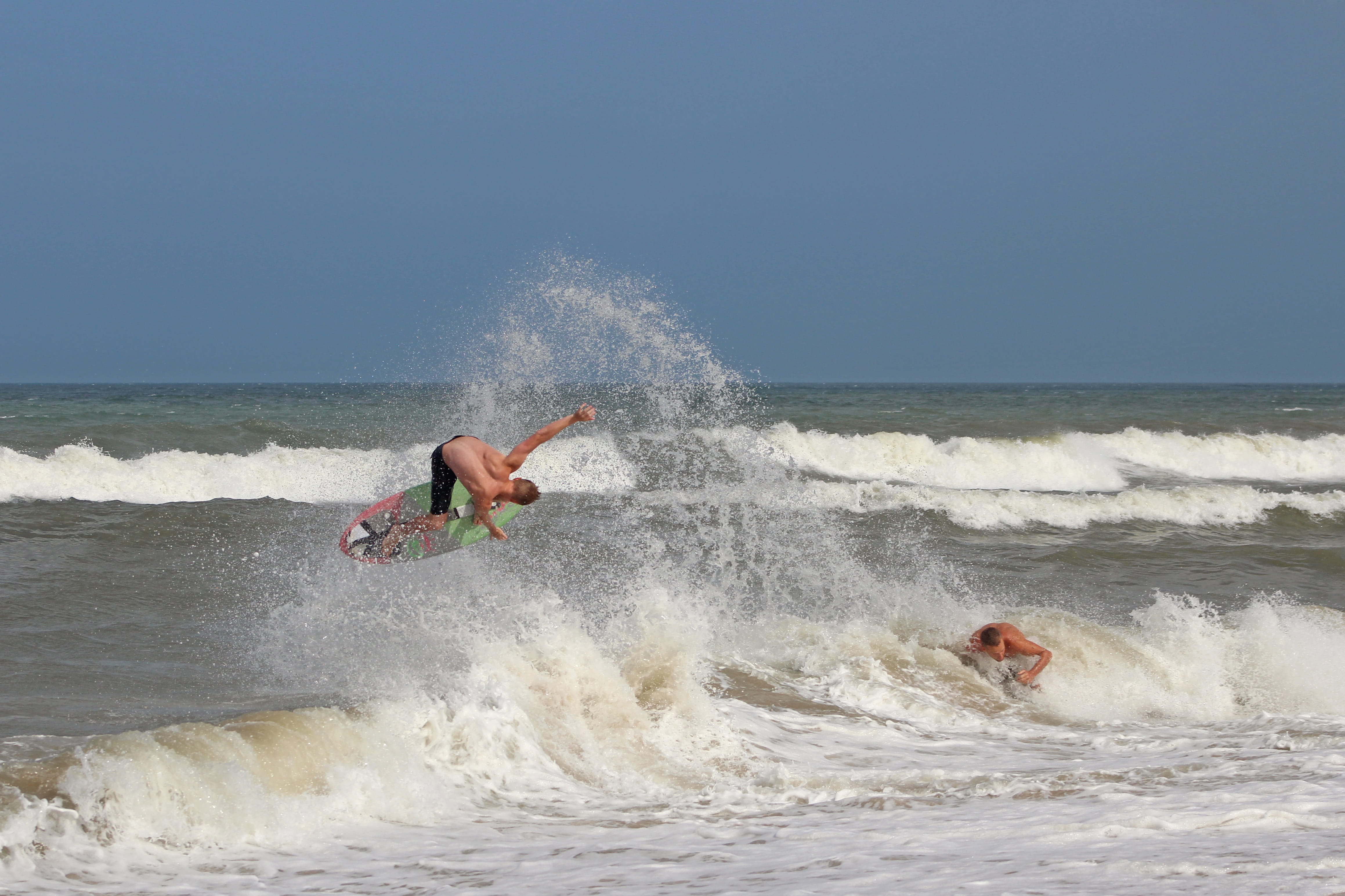 outdoors, water, 4K, sport, wave, enjoyment, beach, men, sky, skimboarding, adventure, people, skimboard, surfing, ocean, leisure activity, real people, HD Wallpaper