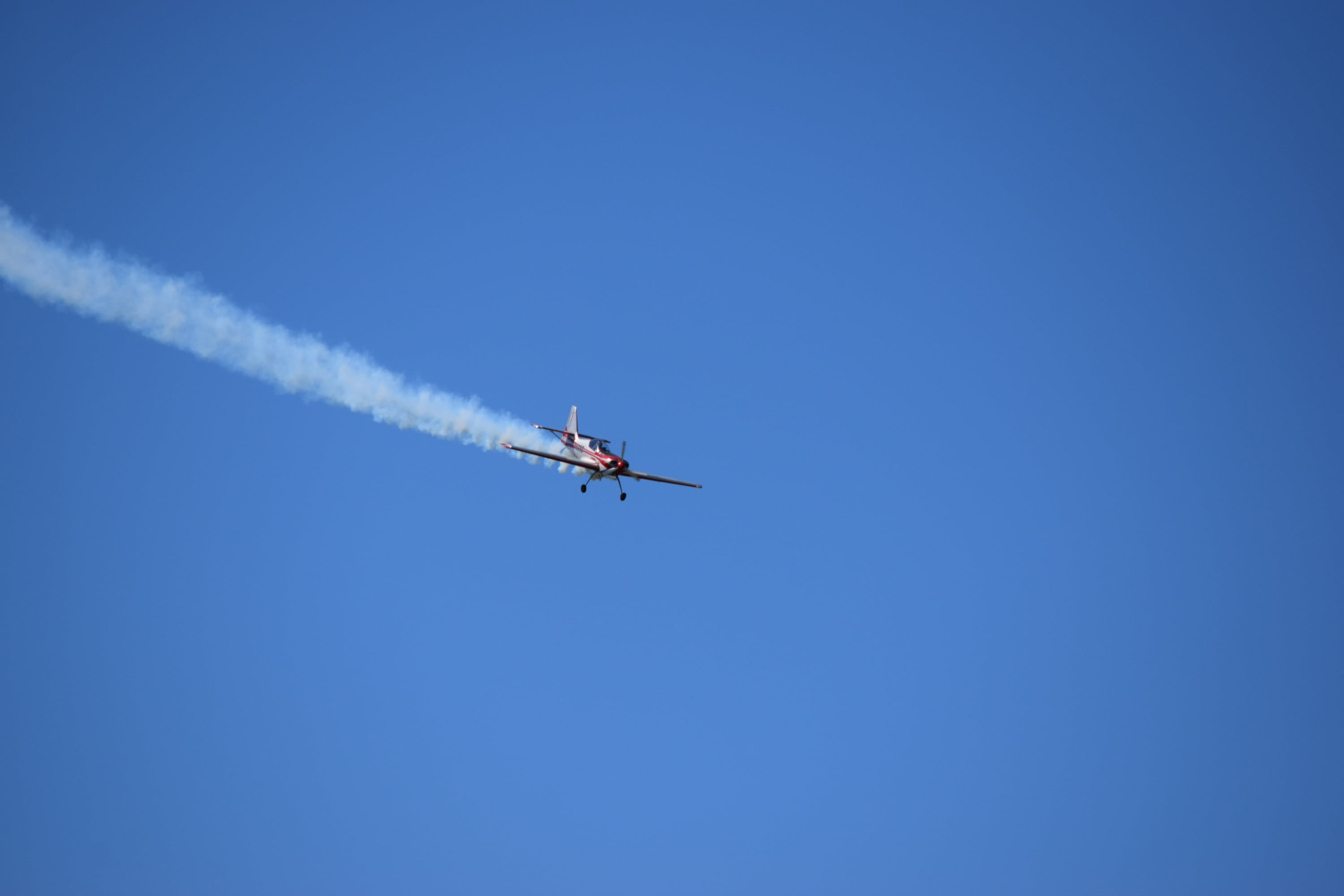 fly, danger, copy space, 2K, plane, on the move, low angle view, nature, vapor trail, sky, airshow, wake, stunt plane, flight, motion, outdoors, airplane, HD Wallpaper
