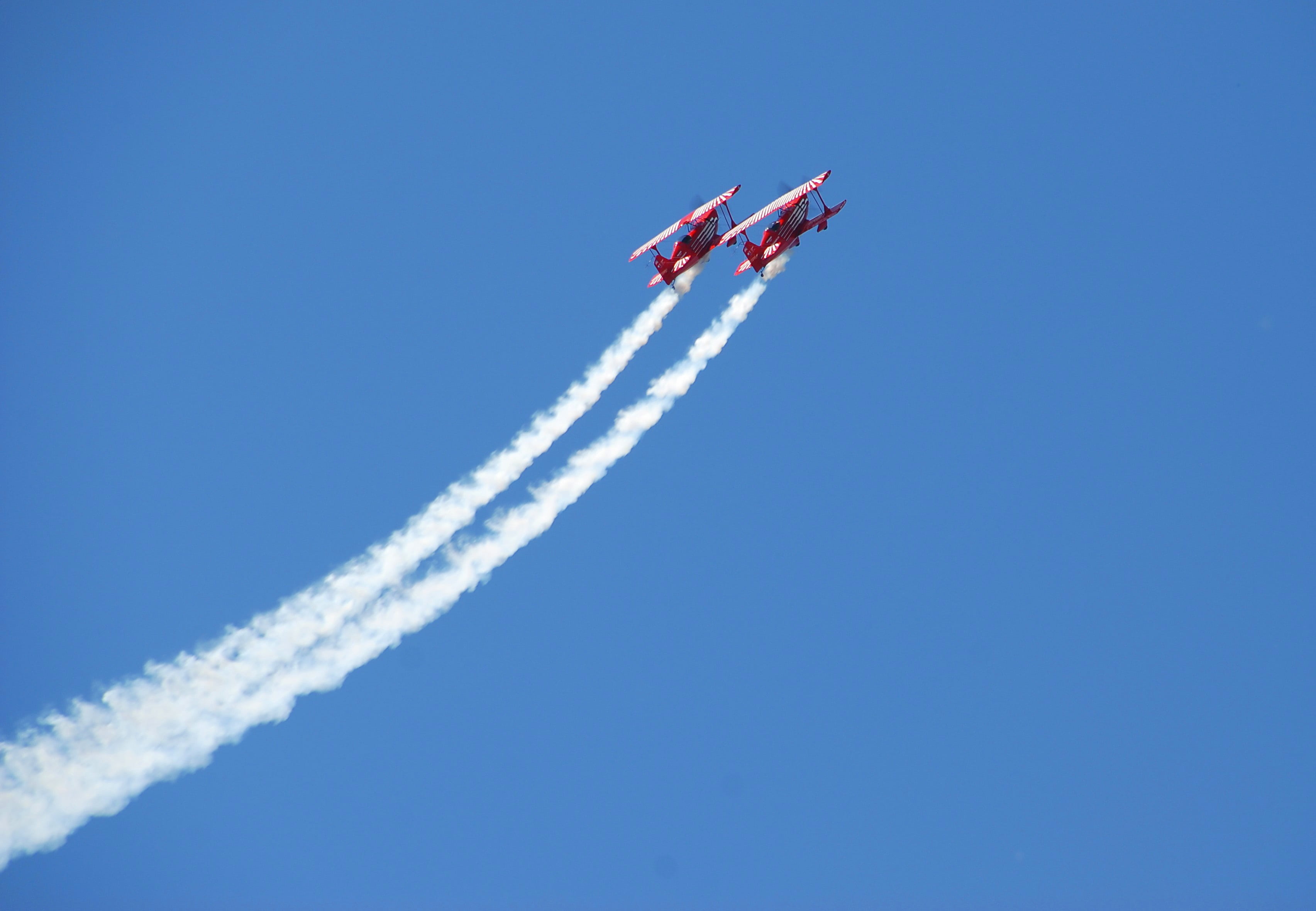 nature, fast, sunny, plane, stunt, group, teamwork, day, aviation, pilot, vapor trail, flying, aerobatics, acrobatic, trail, transportation, smoke - physical structure, HD Wallpaper