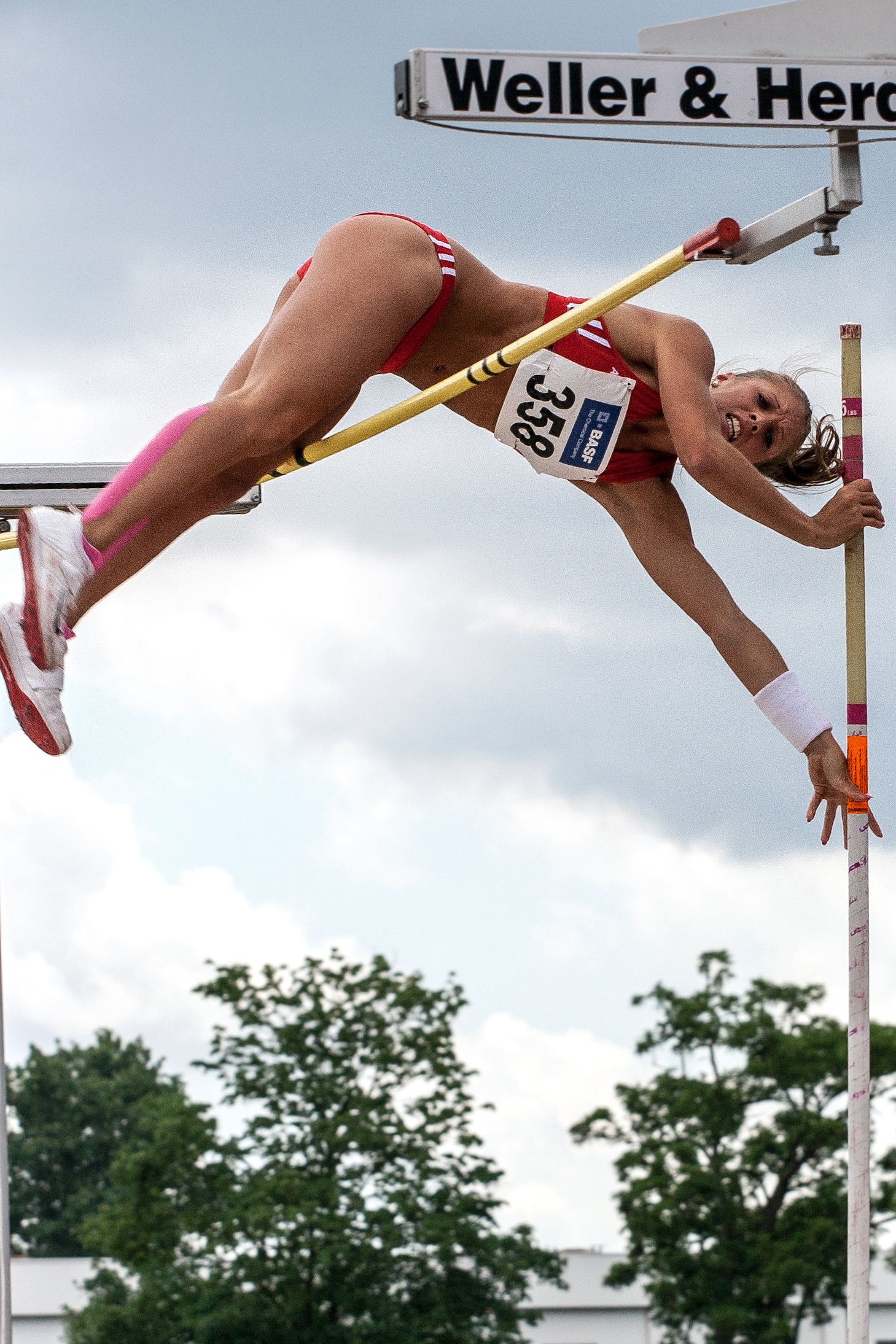 leisure activity, low angle view, nature, men, junior gala mannheim, lifestyles, athletics, 1080P, outdoors, day, communication, casual clothing, people, Phone HD Wallpaper
