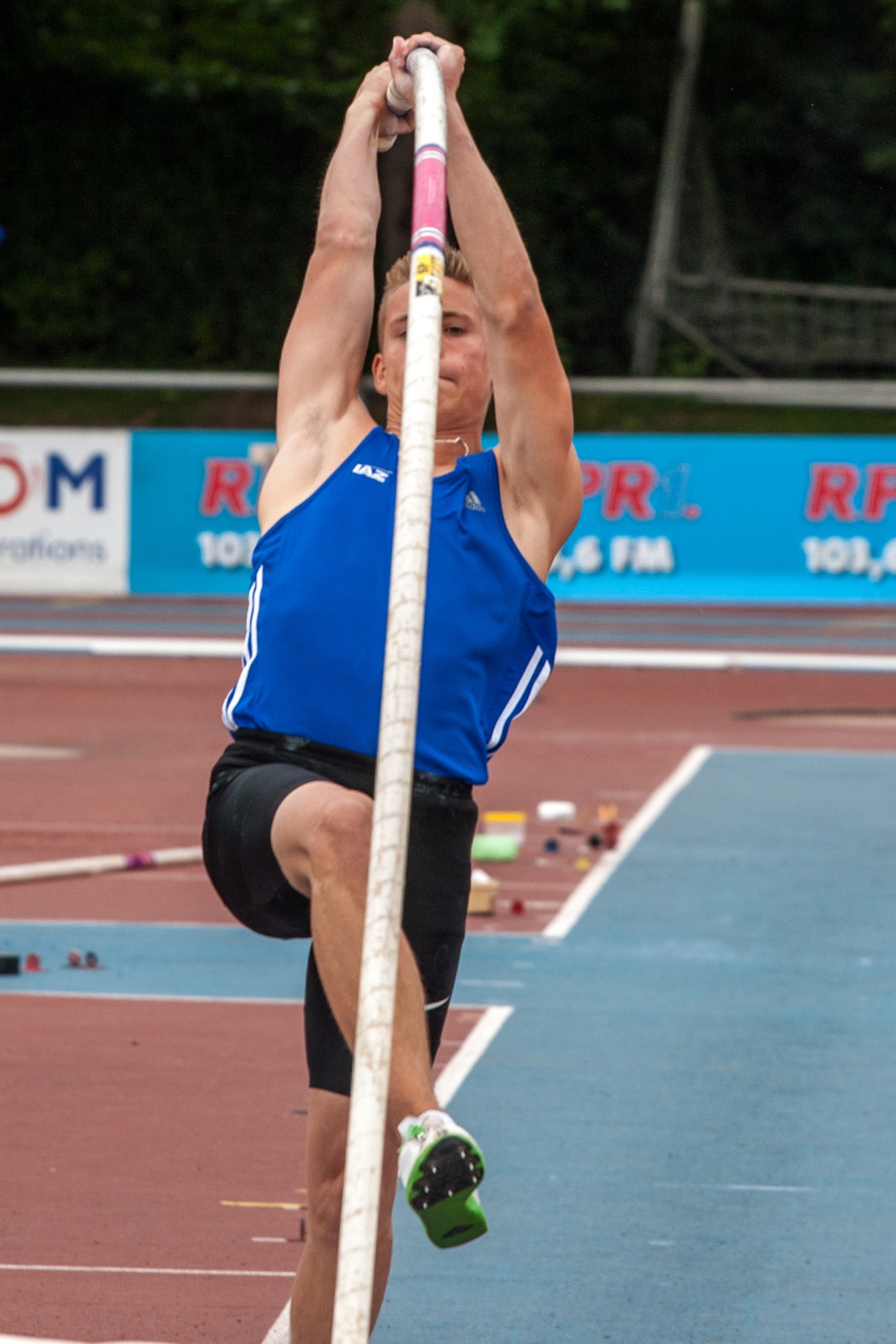 healthy lifestyle, blue, day, sport, men, skill, competitive sport, holding, 1080P, exercising, vitality, clothing, track and field, athlete, real people, Phone HD Wallpaper