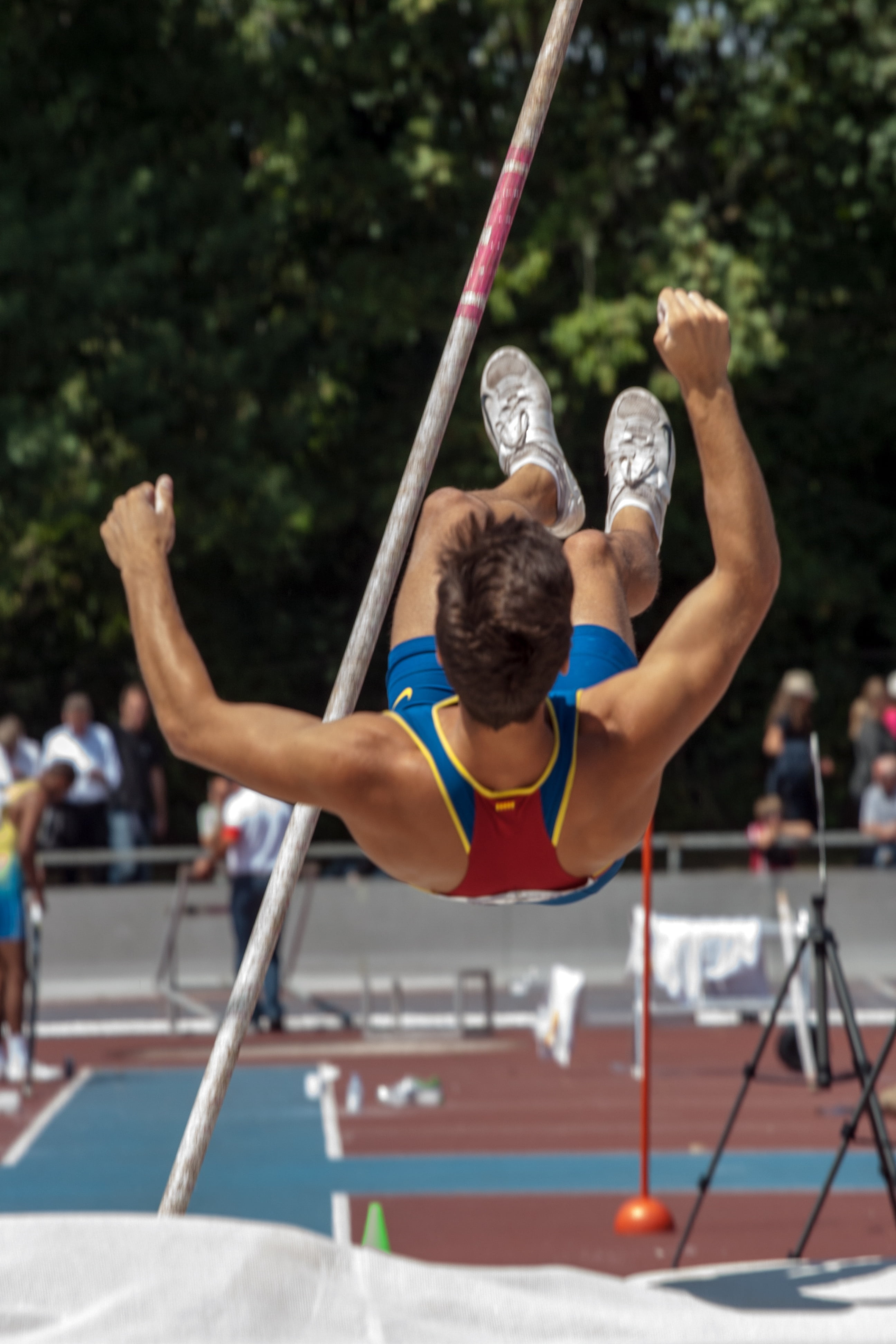 lifestyles, vitality, nature, effort, women, full length, men, young adult, adult, healthy lifestyle, leisure activity, one person, incidental people, pole vault, Phone HD Wallpaper