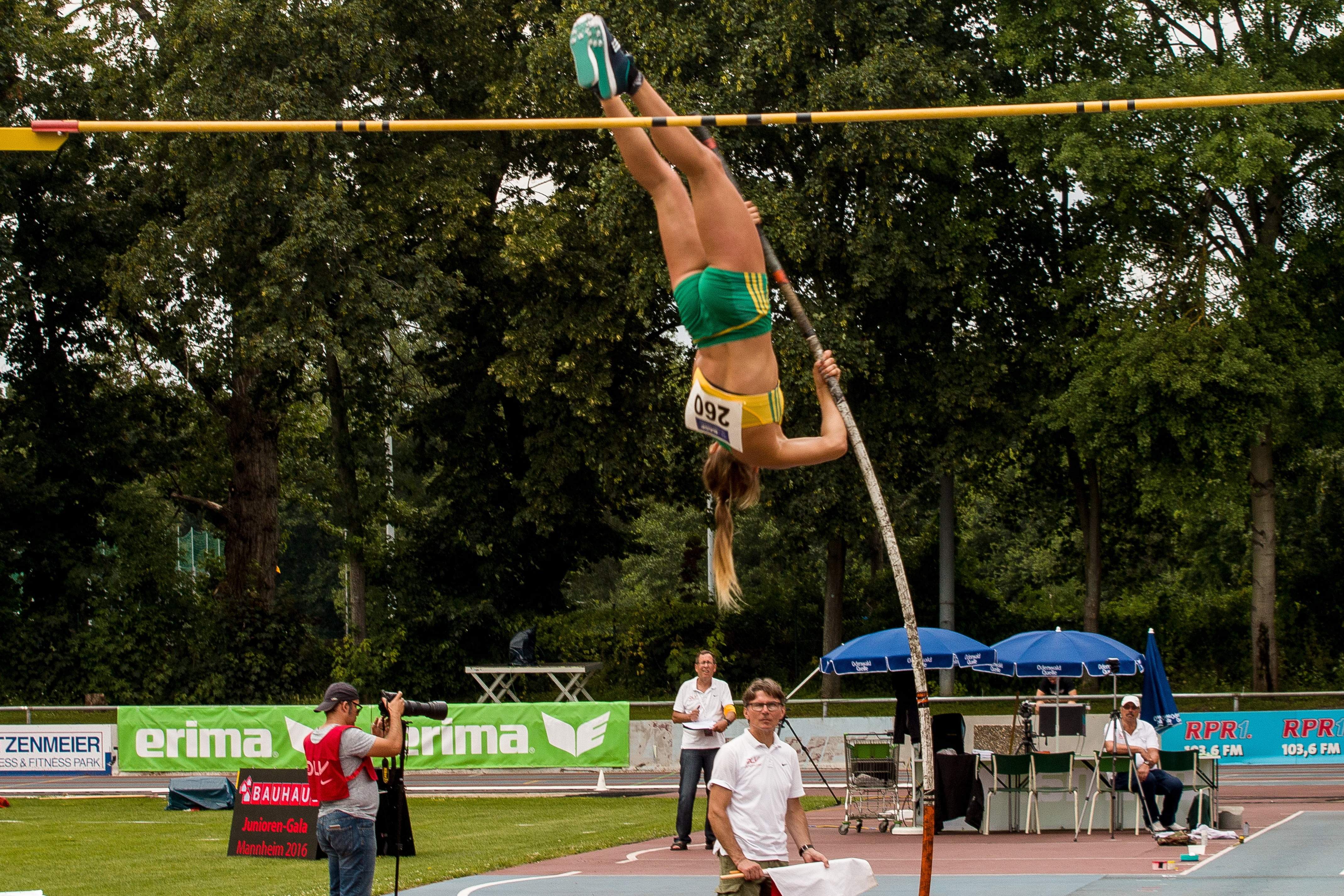 men, people, motion, athletics, leisure activity, enjoyment, adult, skill, day, women, jumping, teenage boys, 4K, lifestyles, tree, sport, group of people, HD Wallpaper