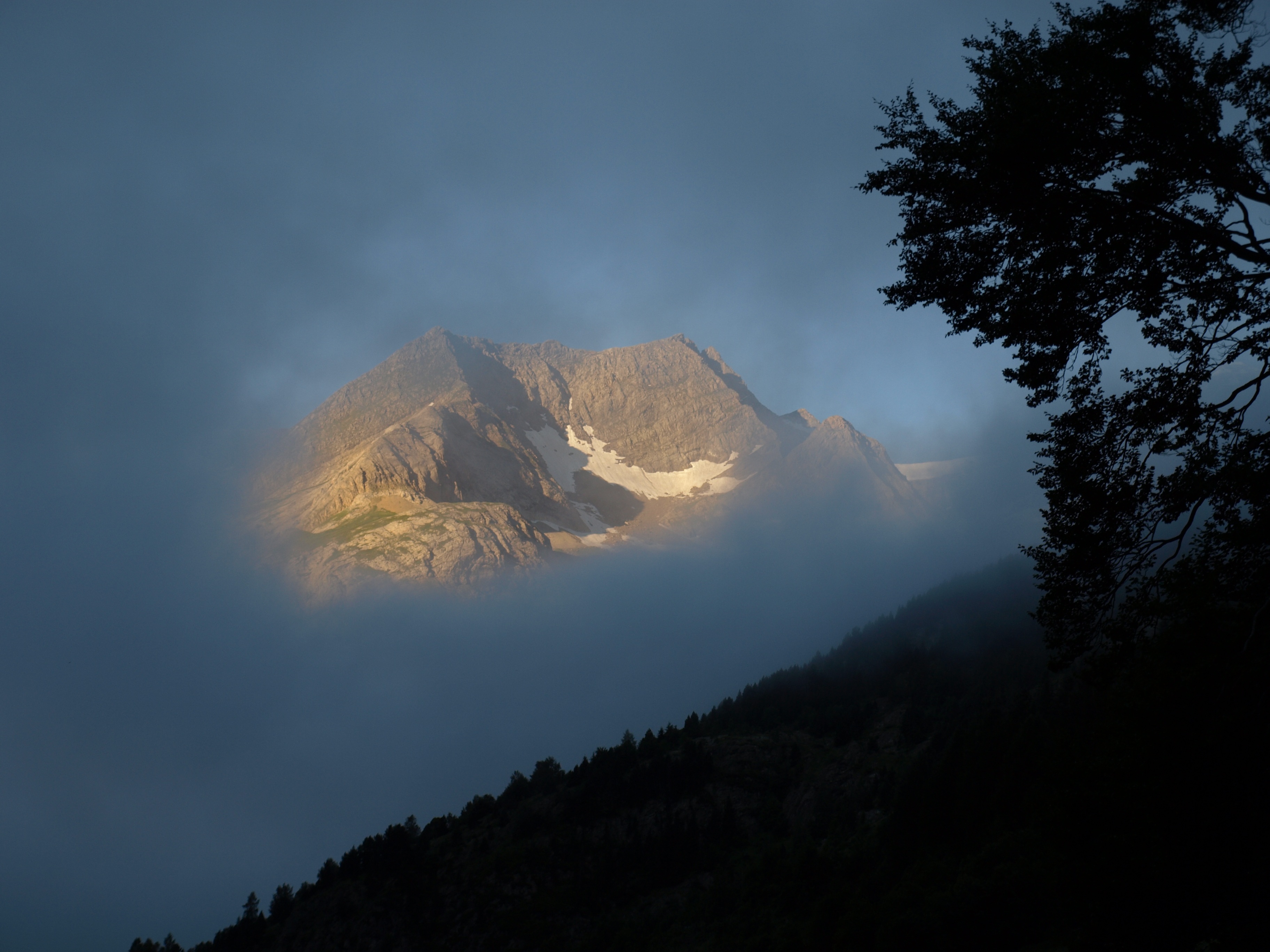 dawn, mountain, cirque, cloud - sky, 2K, scenics - nature, sky, plant, silhouette, rock - object, pyrenees, non-urban scene, mountain range, cloud, rock, HD Wallpaper
