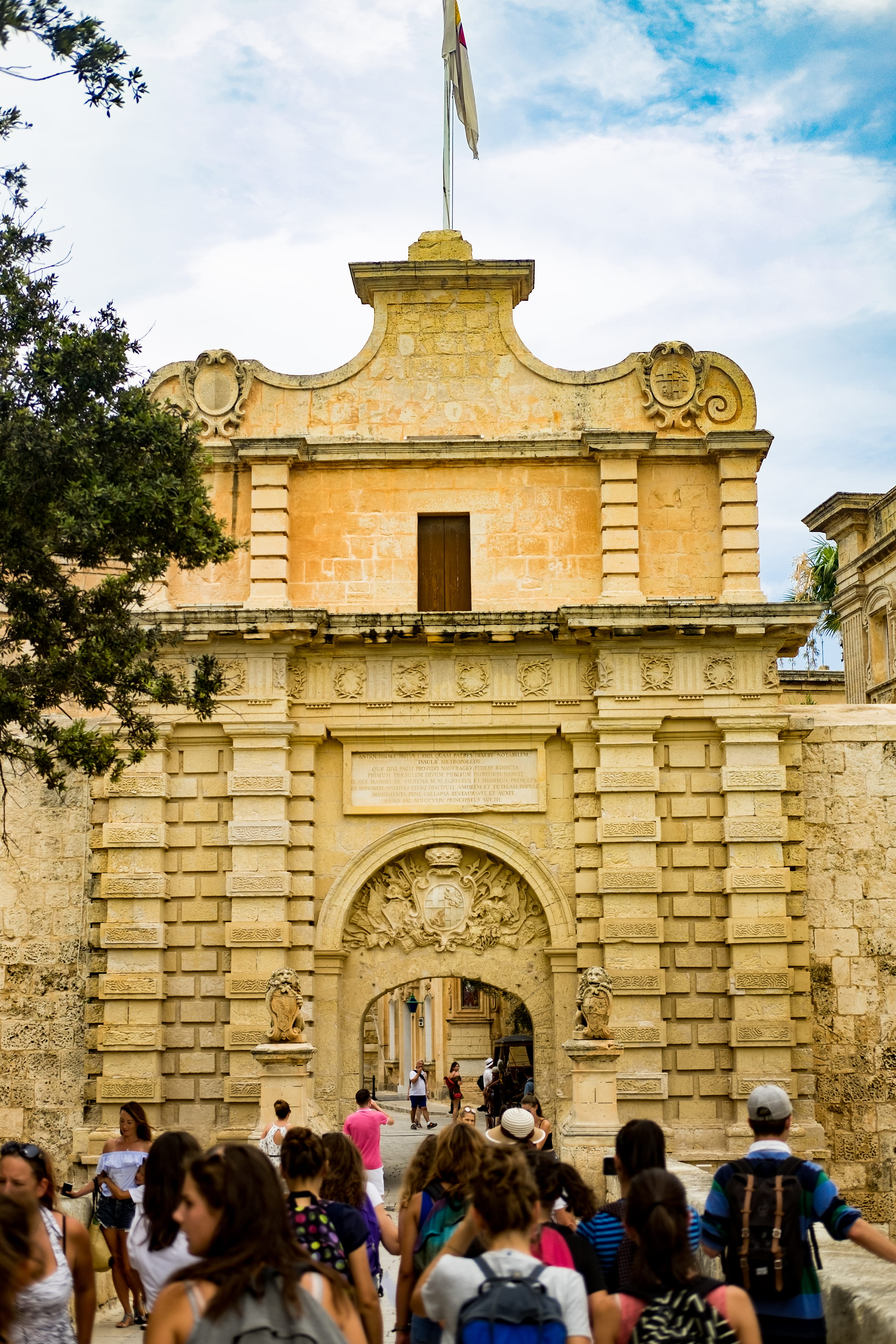 history, wall, men, women, building exterior, adult, mdina, city, human, arched, downtown, 4K, flagstone, crowd, day, walkway, urban, old, lifestyles, Phone HD Wallpaper
