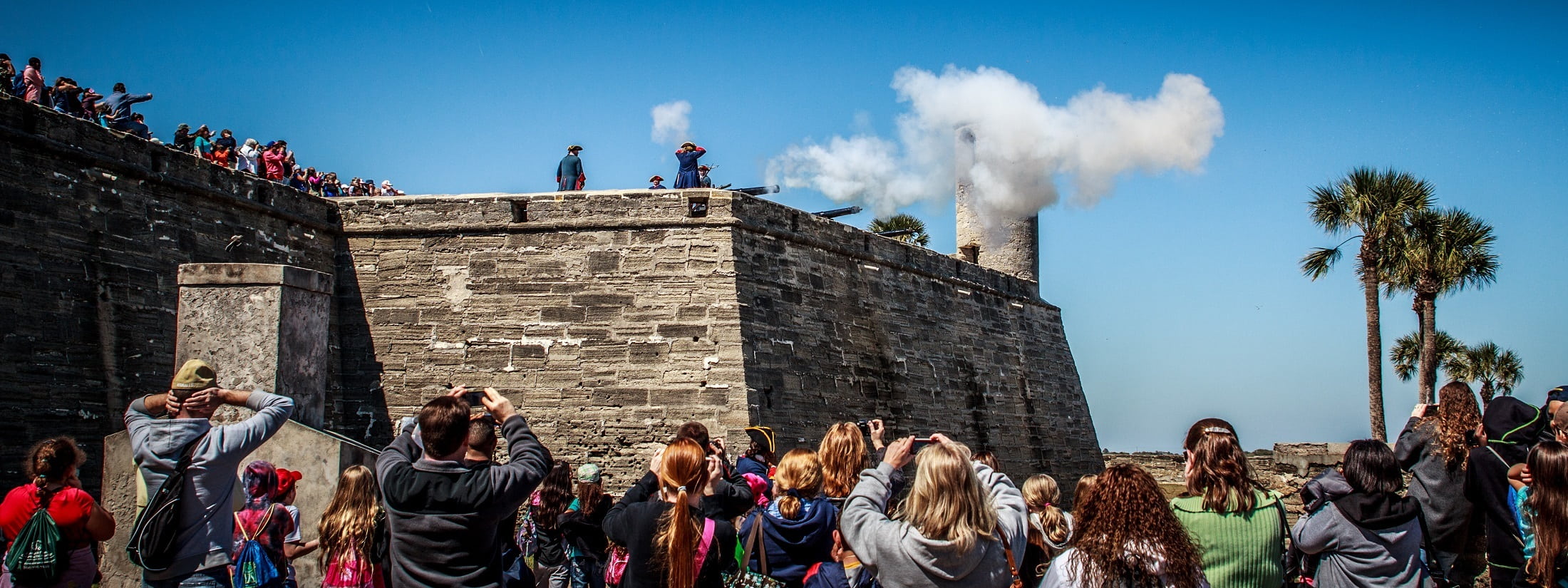 building exterior, costumes, crowd, the past, travel, stone, fort, castillo de san marcos, history, tourist, sky, outdoors, saint augustine, men, harbor, HD Wallpaper