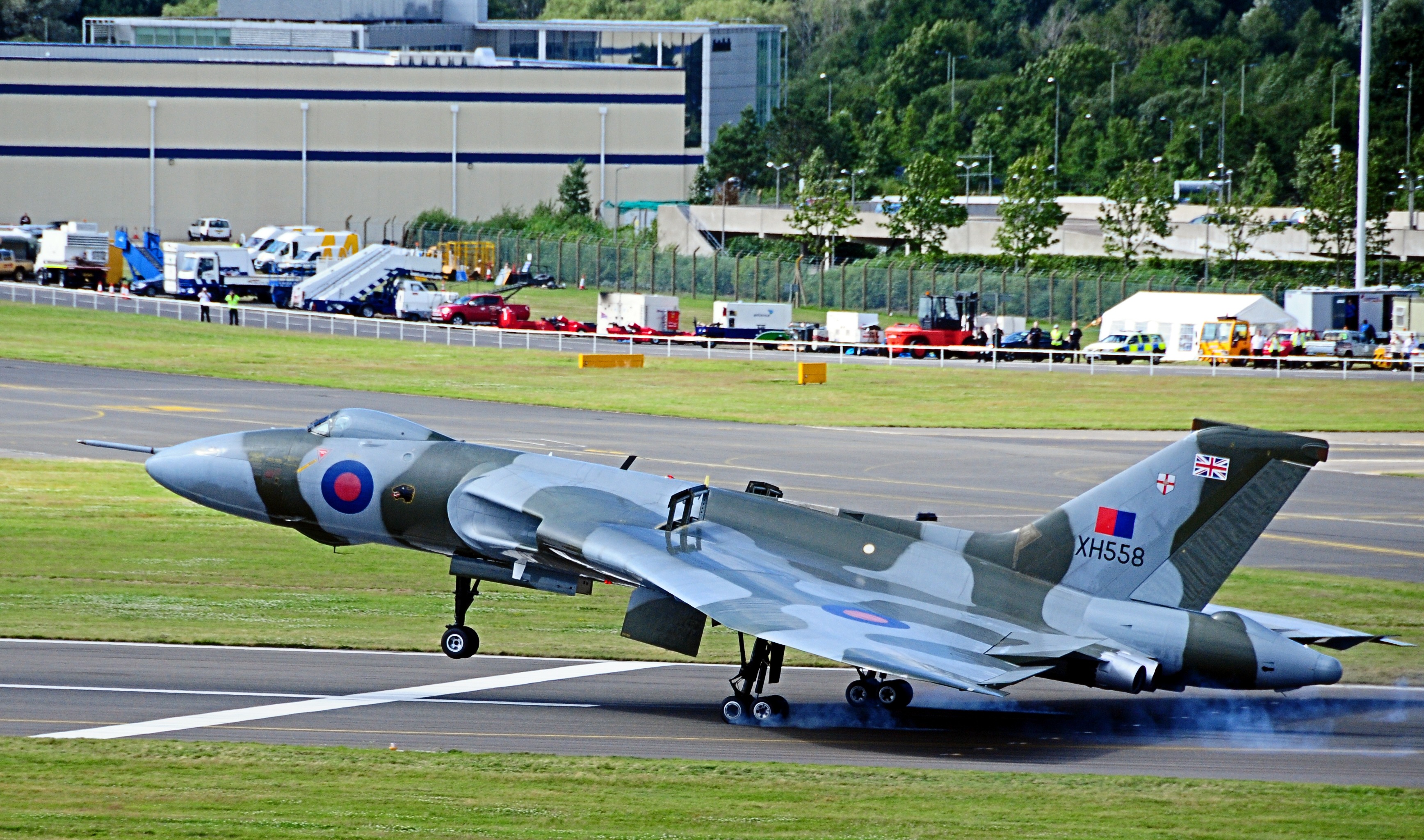 plane, farnborough air show, fly, bomber, travel destinations, business, mode of transportation, outdoors, airport runway, jet, nature, planes, arrival, HD Wallpaper