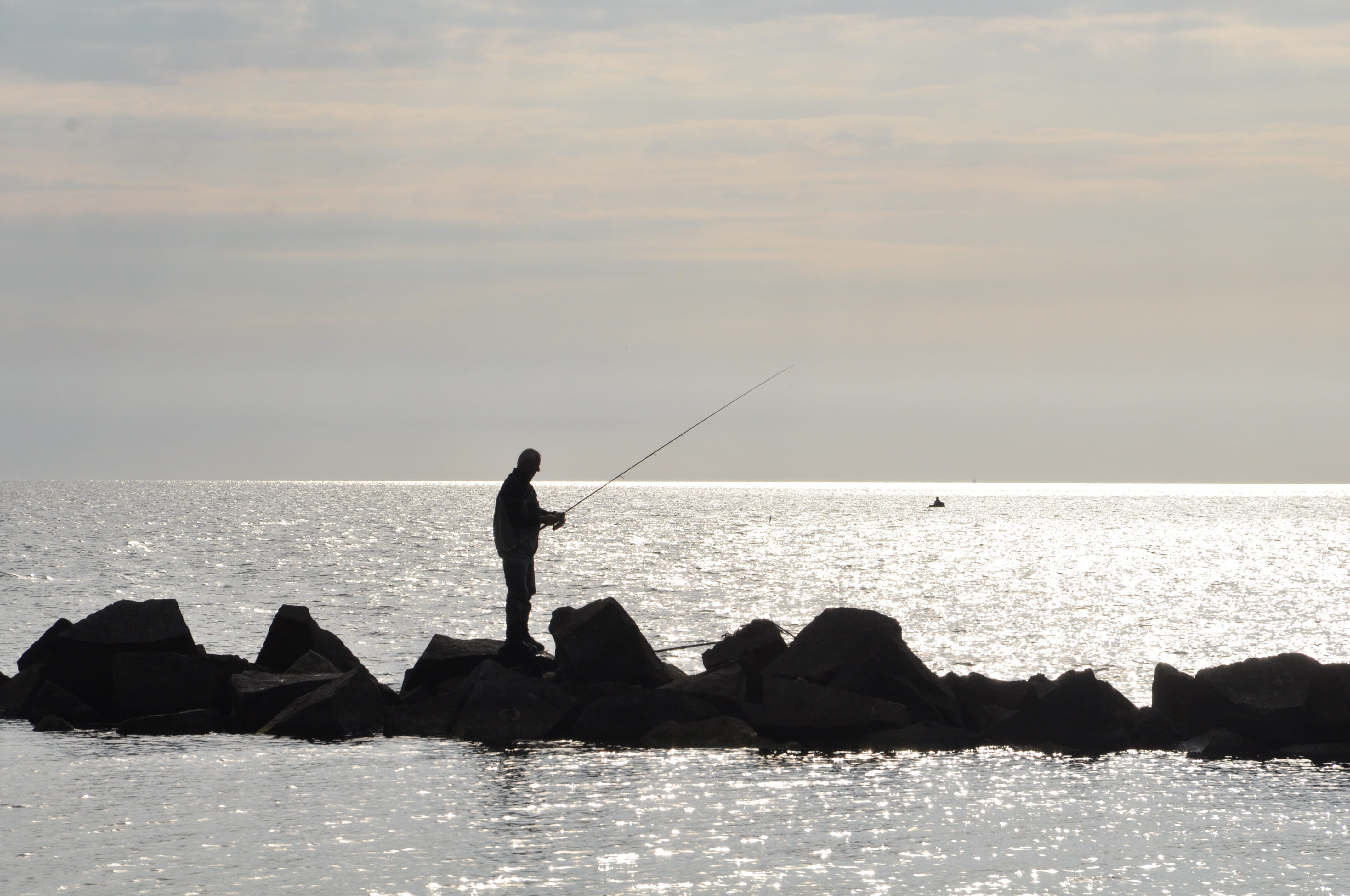 sea, scenics - nature, horizon, sky, fishing, 4K, rod, Angler, Sea, real people, lifestyles, man, water, Baltic Sea, activity, coast, Coast, men, leisure activity, HD Wallpaper