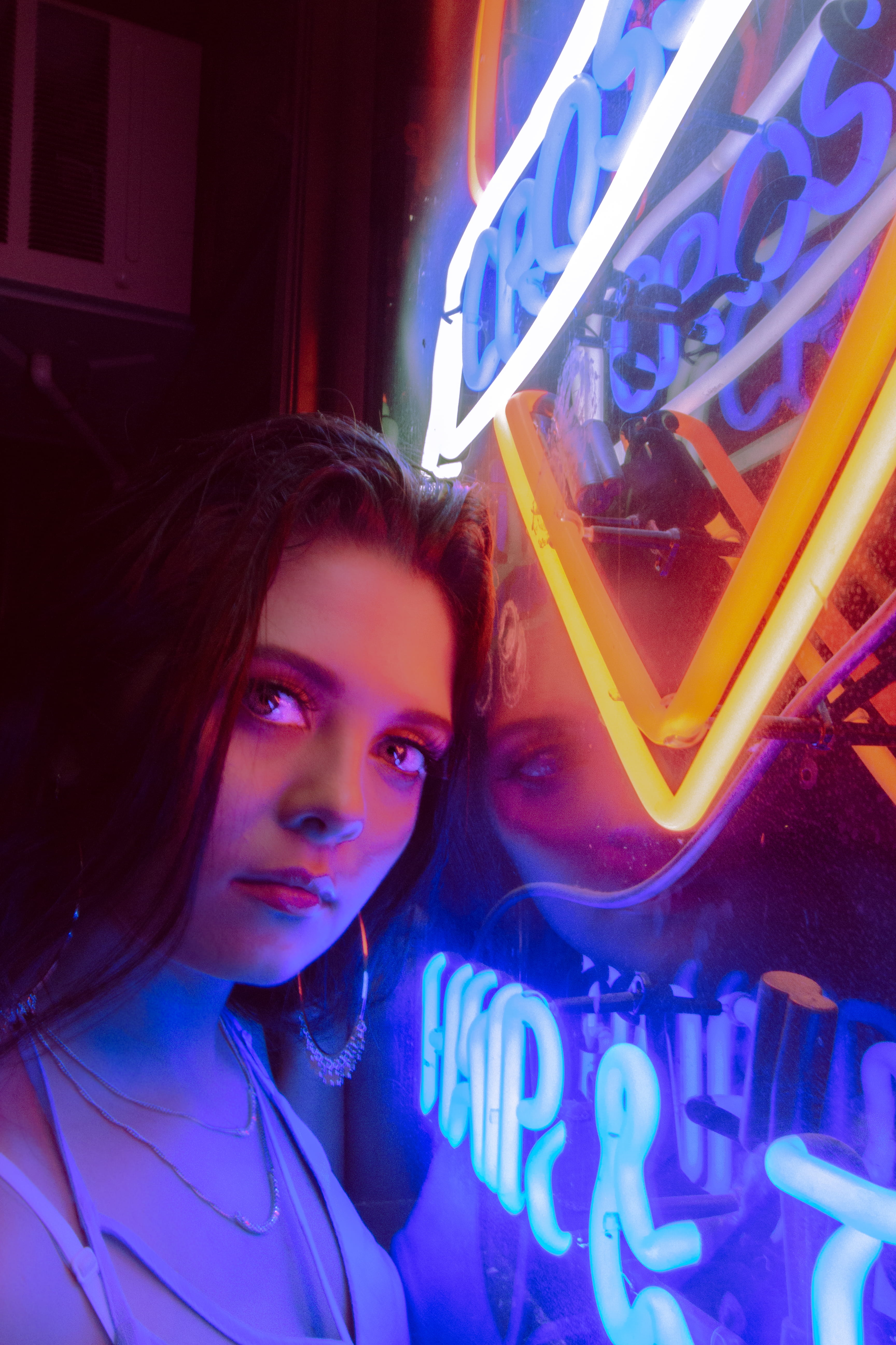 leisure activity, mississippi, glowing, real people, lighting equipment, women, nightlife, united states, headshot, 5K, beautiful woman, night, neon, hairstyle, Phone HD Wallpaper