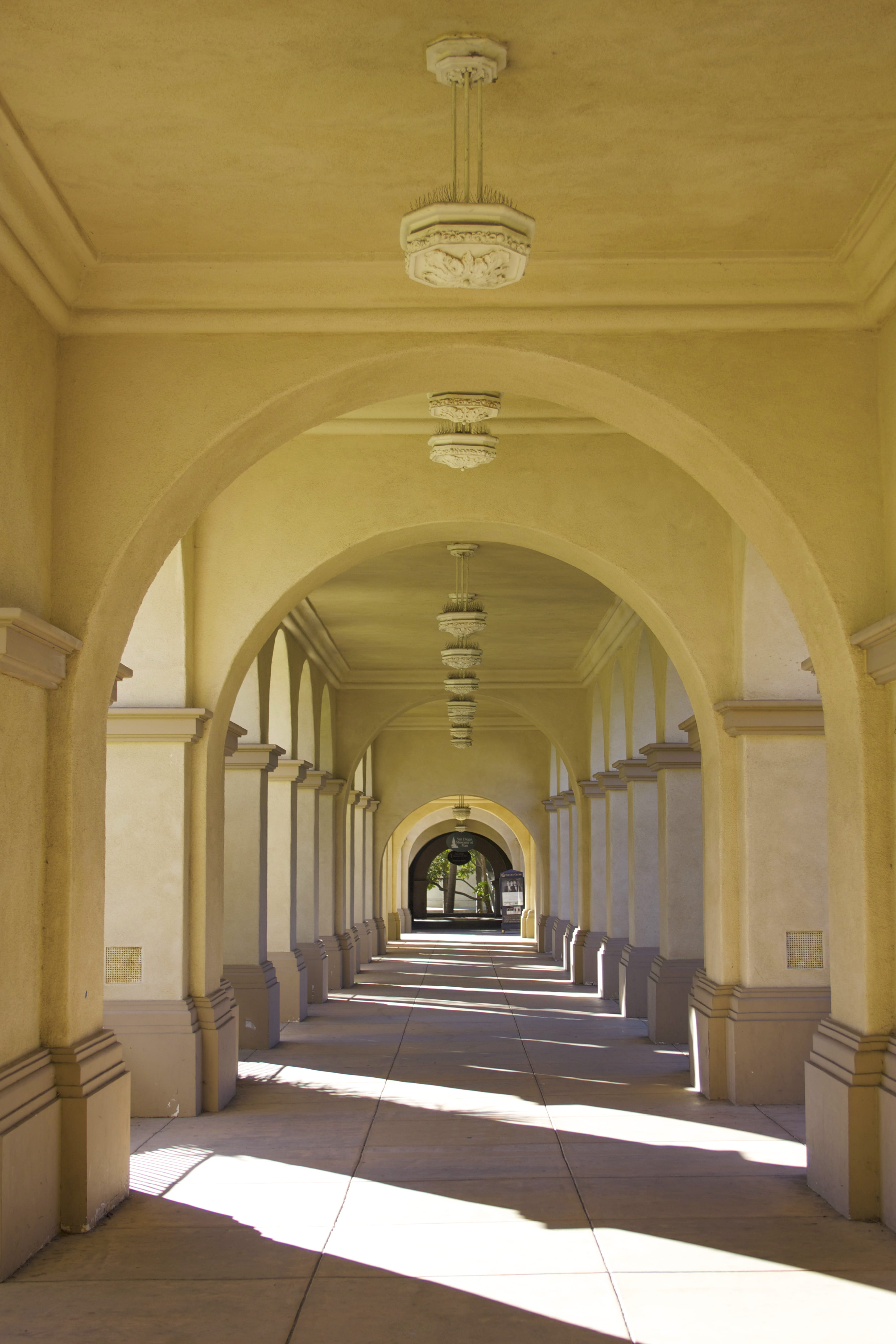 colonnade, hall, no people, direction, entrance hall, tiled floor, arch, ceiling, lighting equipment, ornate, architectural column, architectural feature, Phone HD Wallpaper