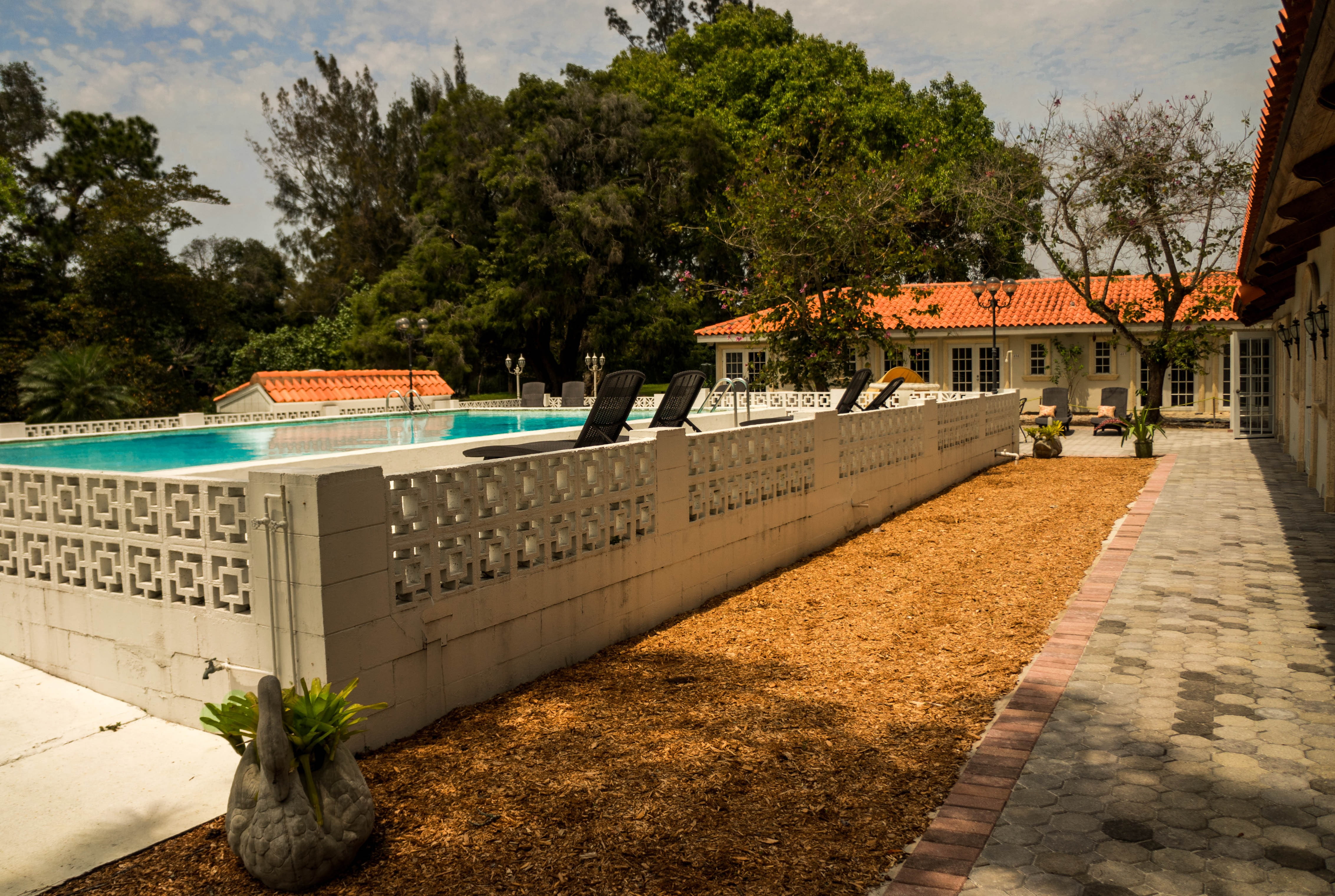 day, no people, spa, building exterior, florida, plant, tree, railing, building, 4K, bonita springs, nature, architecture, pool, sunlight, built structure, HD Wallpaper