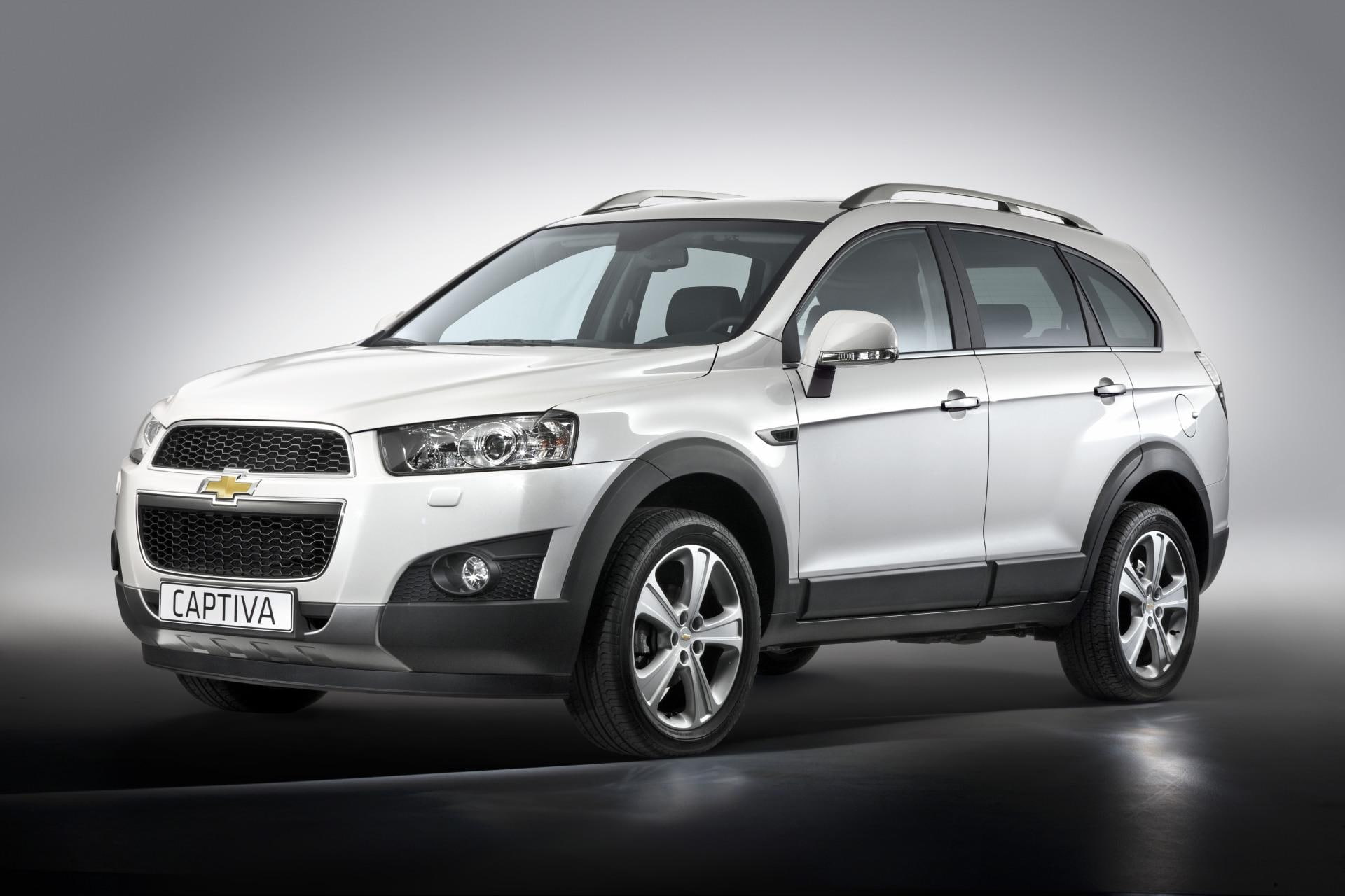 studio shot, focus on foreground, vignette, tire, chevrolet, motor vehicle, 1080P, car, dark, chrome, headlight, captiva, copy space, transportation, suv, HD Wallpaper