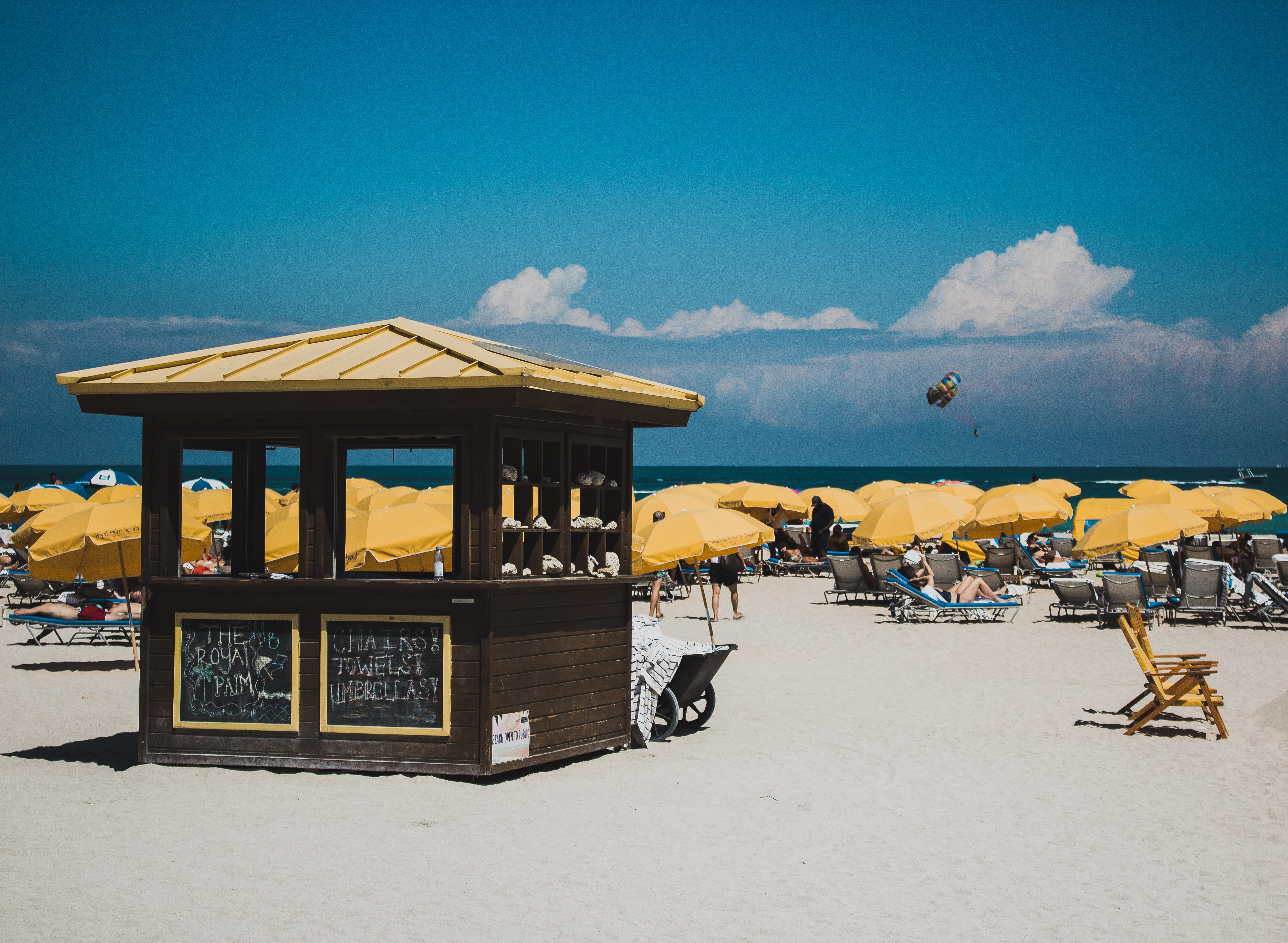 day, building exterior, sunny, summer, built structure, miami beach, blue, land, usa, water, south beach, parasol, kiosk, umbrellas, travel, weather, incidental people, HD Wallpaper