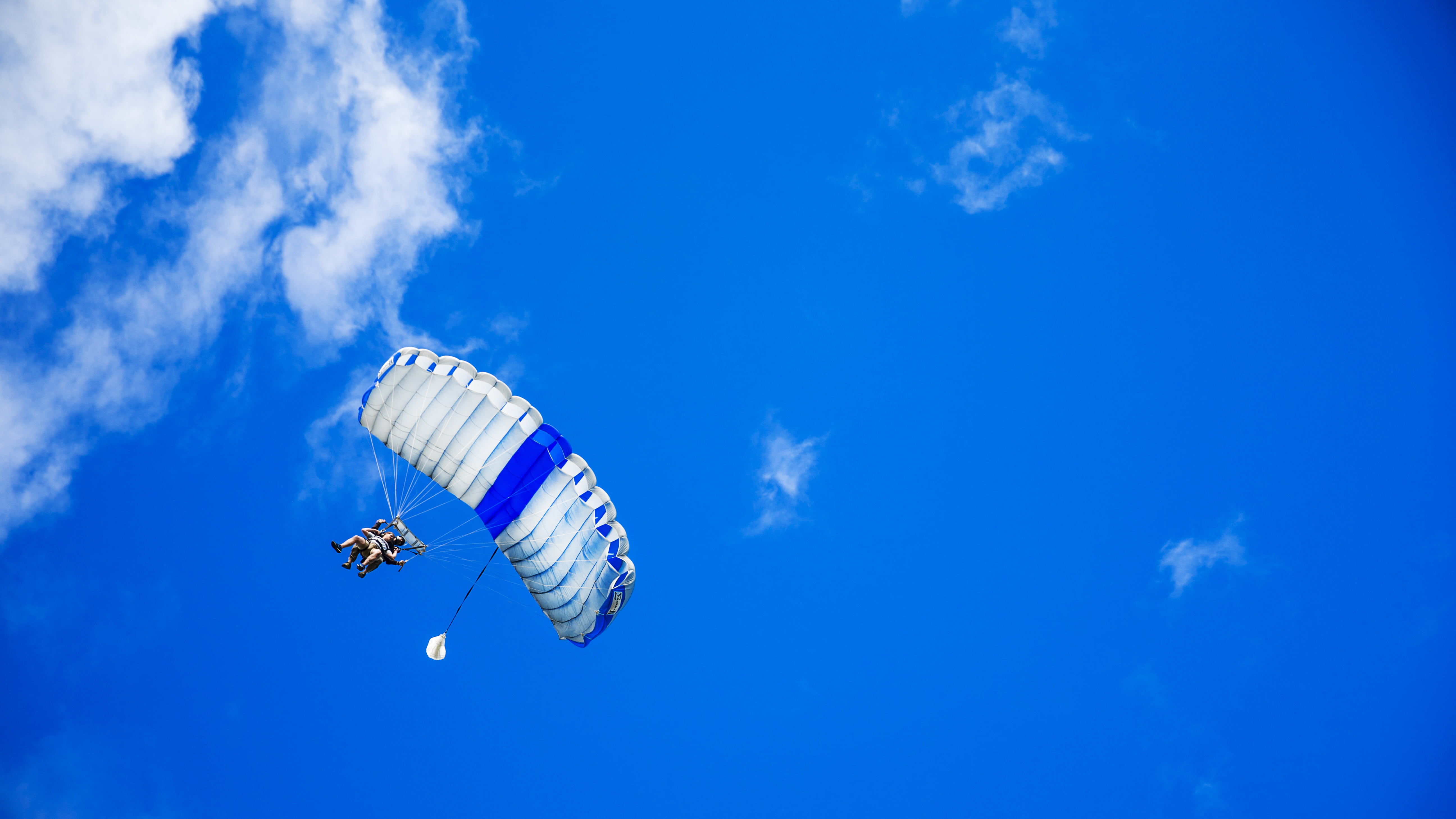 people, freedom, nature, parachute, adventure, mid-air, low angle view, sky, blue sky, transportation, parachutist, extreme sports, sport, 5K, flying, HD Wallpaper
