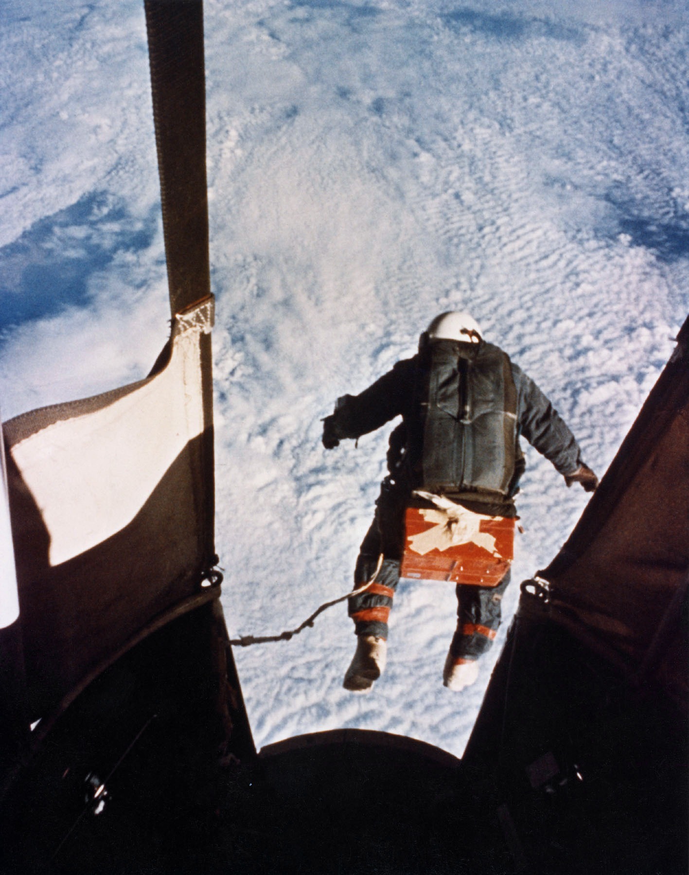parachutist, high angle view, rear view, 720P, extreme sports, transportation, water, extremely, record, architecture, occupation, sea, nature, joseph kittinger, Phone HD Wallpaper