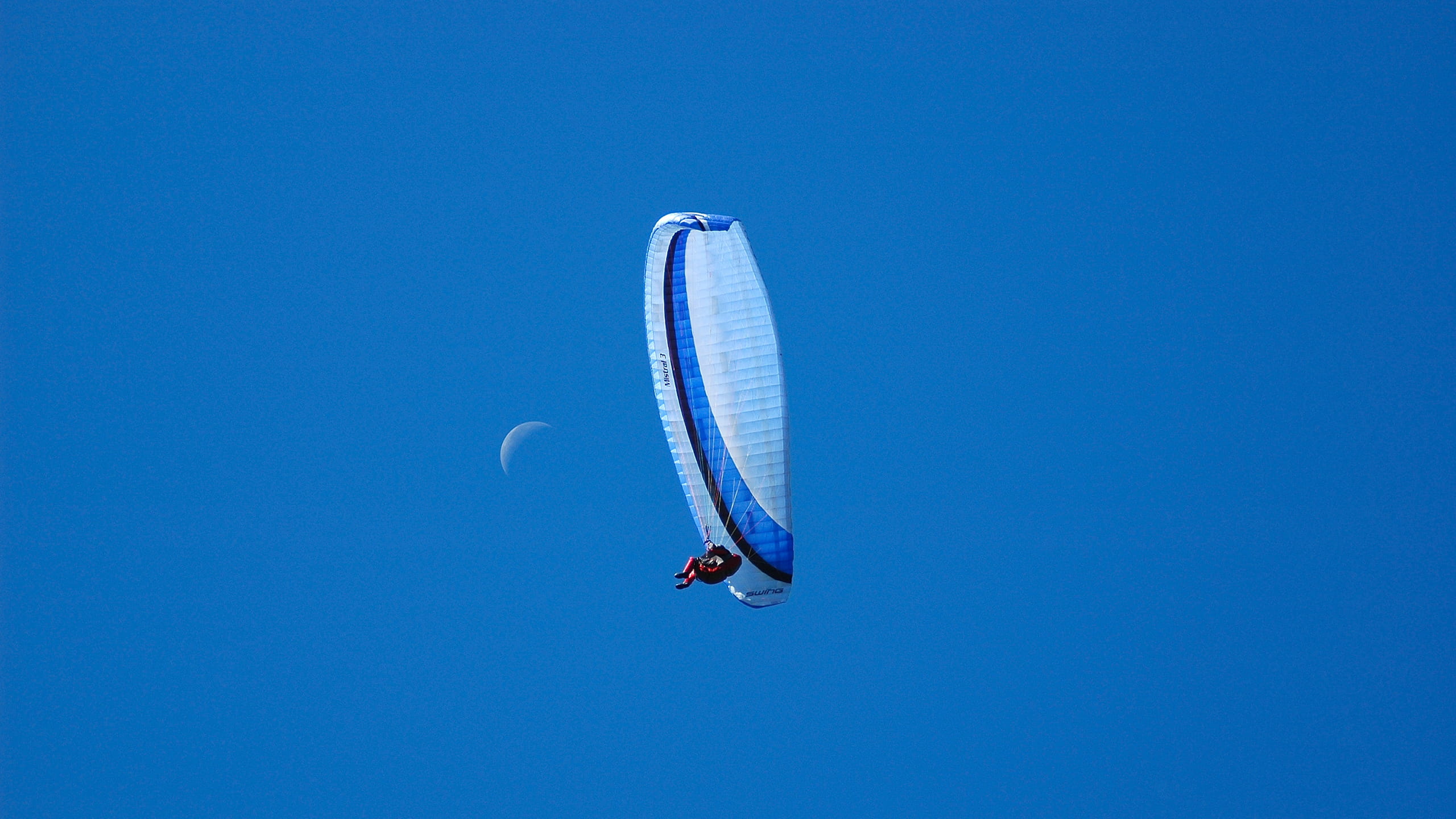 paragliding, outdoors, moon, parasailing, thermal, mid-air, sport, wind, nature, air, low angle view, freedom, leisure activity, flying, day, fly, extreme sports, HD Wallpaper