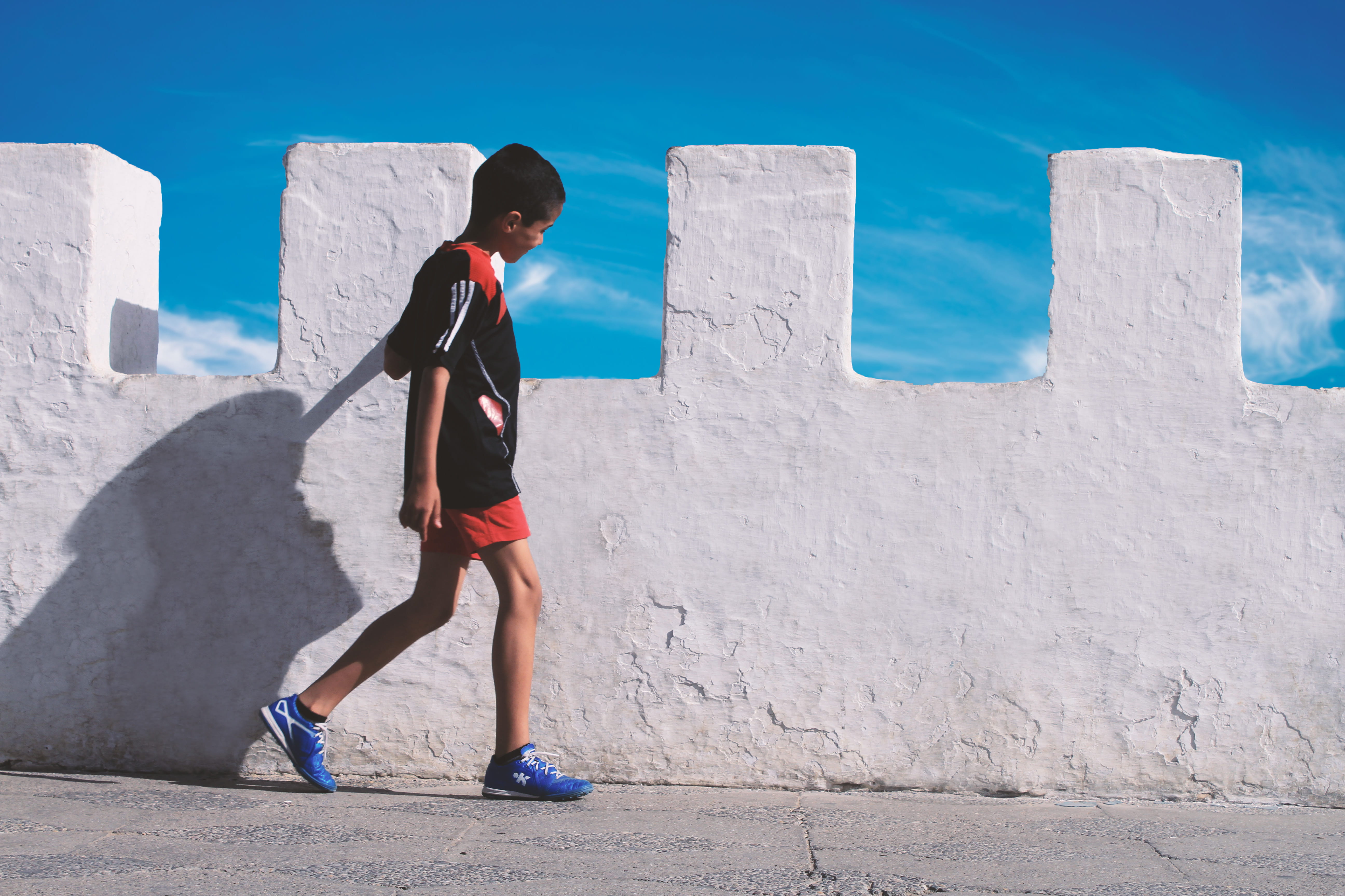men, leisure activity, white, wall - Building Feature, neat, concrete, exercising, child, outdoors, lifestyles, 5K, sunlight, healthy lifestyle, casual clothing, HD Wallpaper