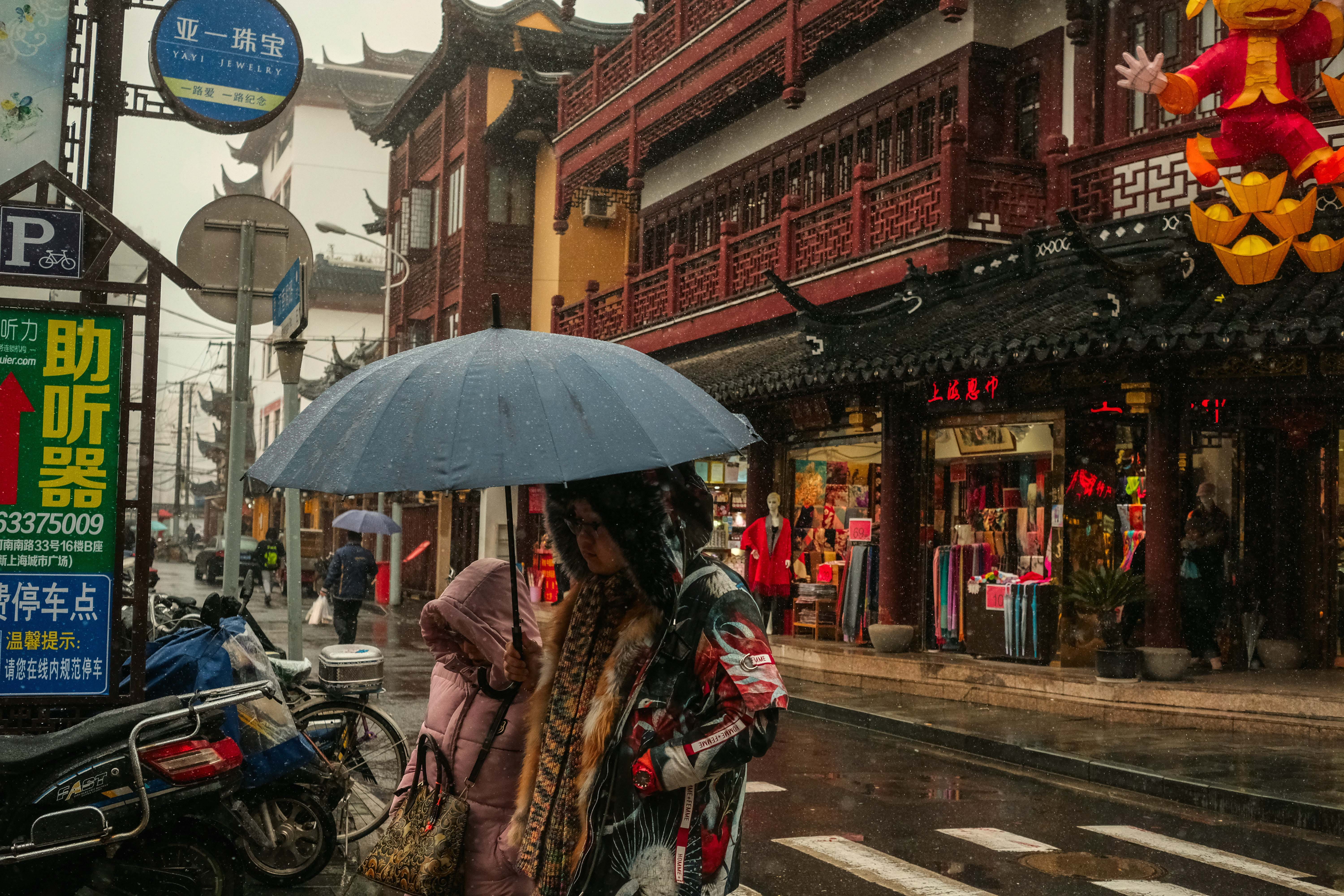 traffic, building exterior, city life, rainy season, building, street, adult, caos, day, women, architecture, city, men, rain, shanghai, built structure, HD Wallpaper